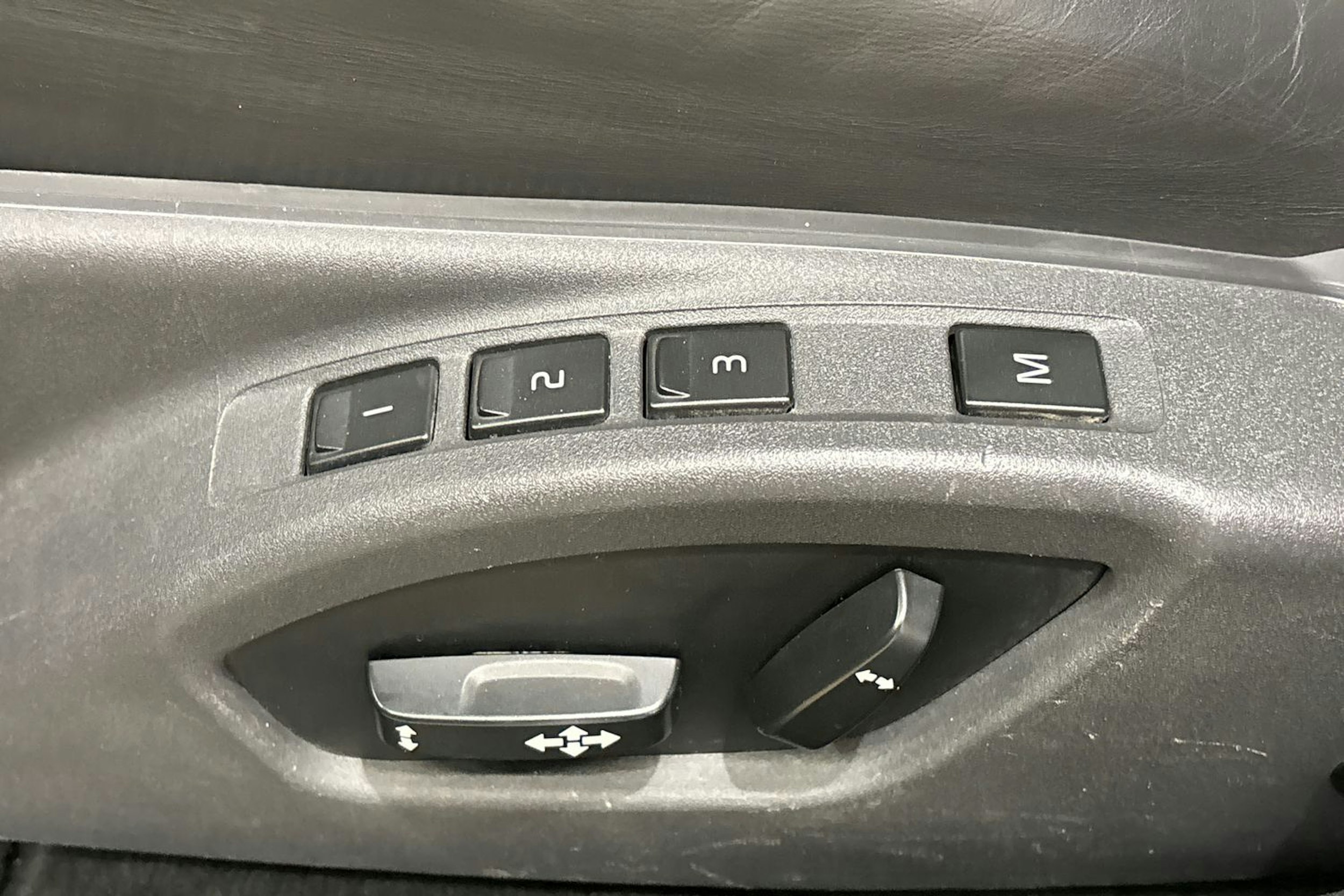 harmaa Volvo XC60 2015 kuva 32.