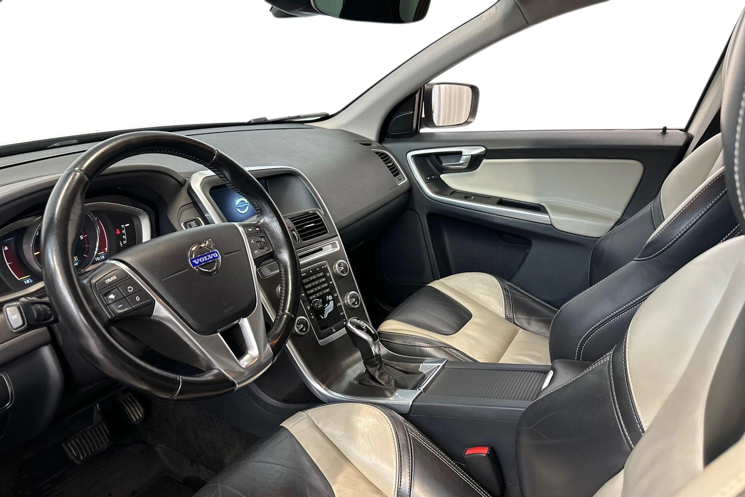 valkoinen Volvo XC60 2015 kuva 6.