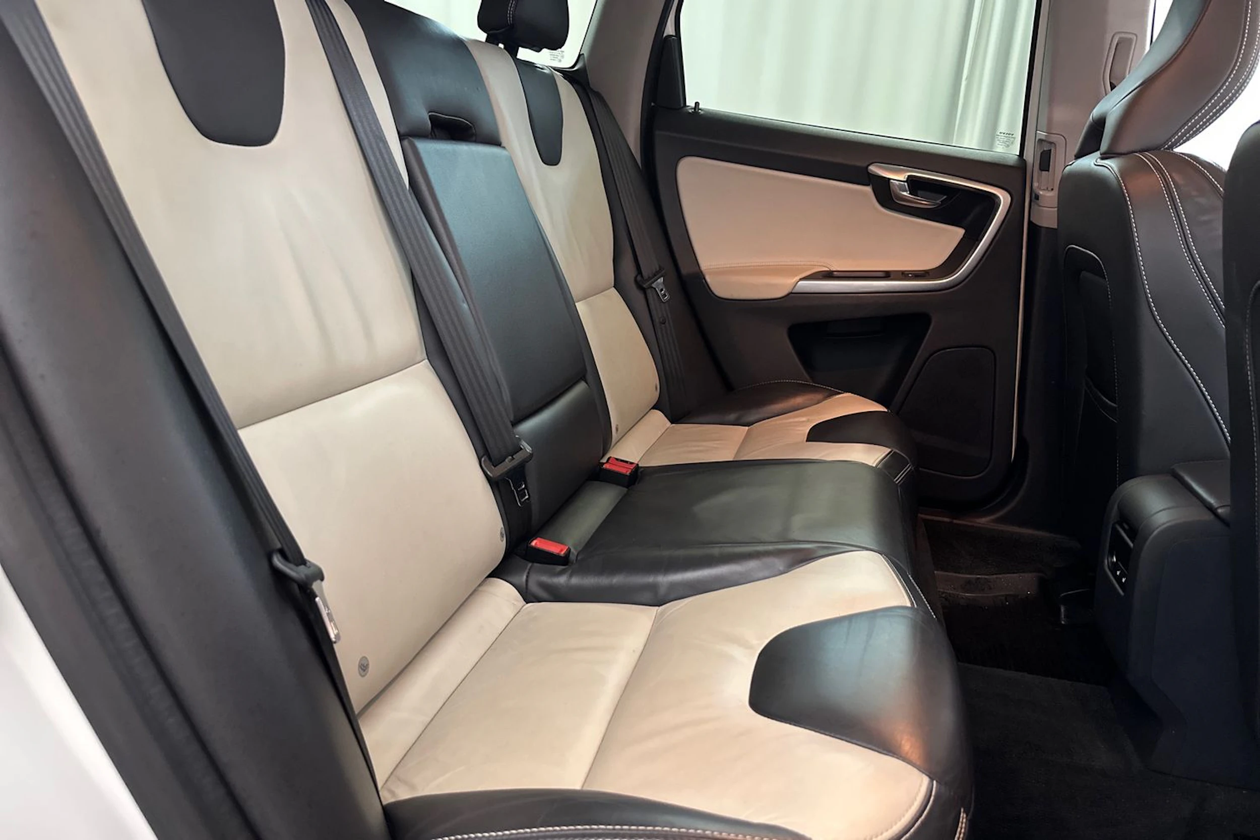 valkoinen Volvo XC60 2015 kuva 10.