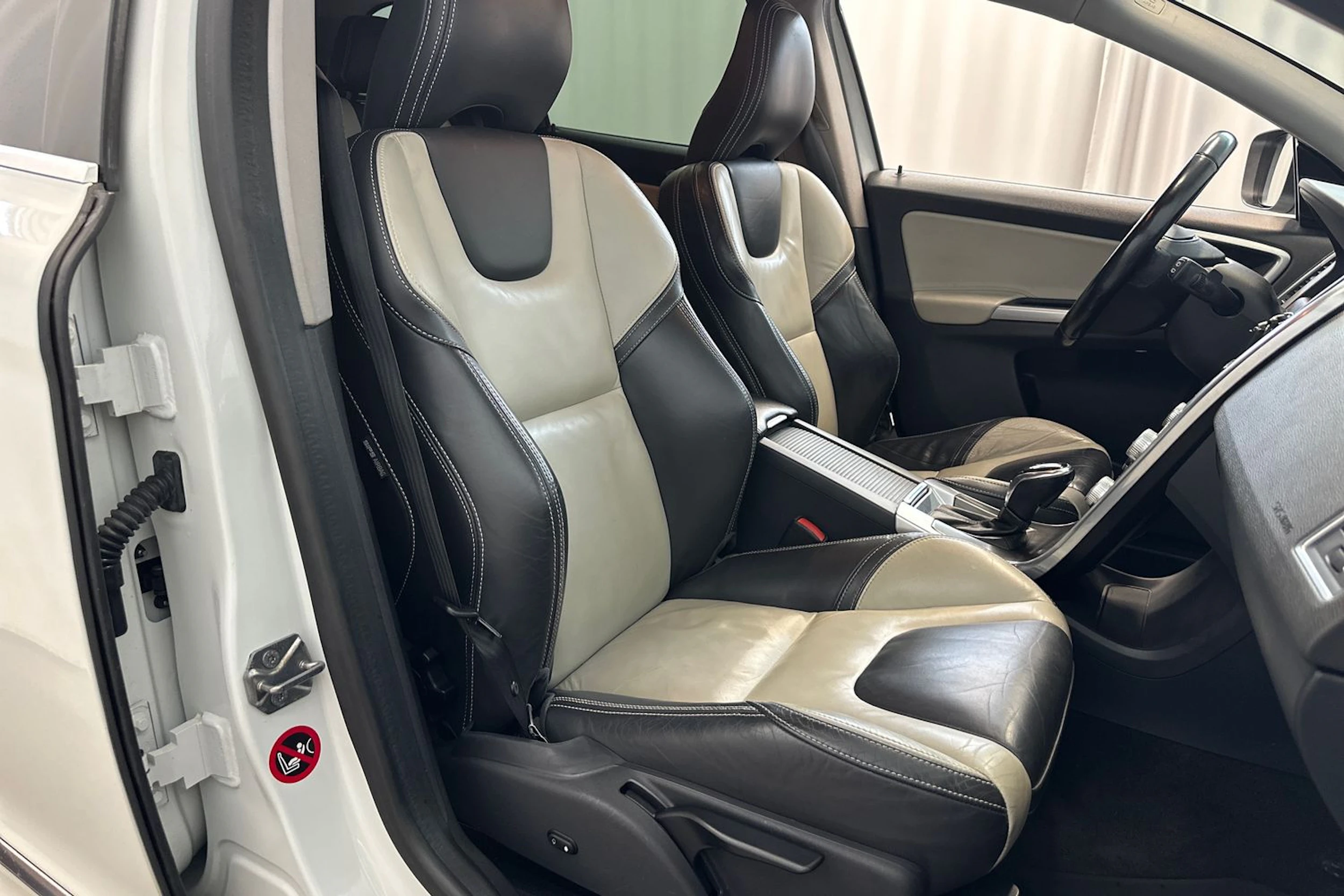 valkoinen Volvo XC60 2015 kuva 11.