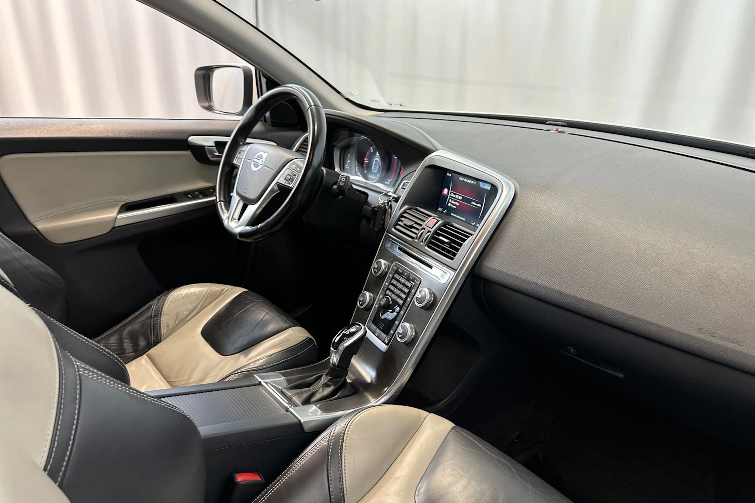 valkoinen Volvo XC60 2015 kuva 12.