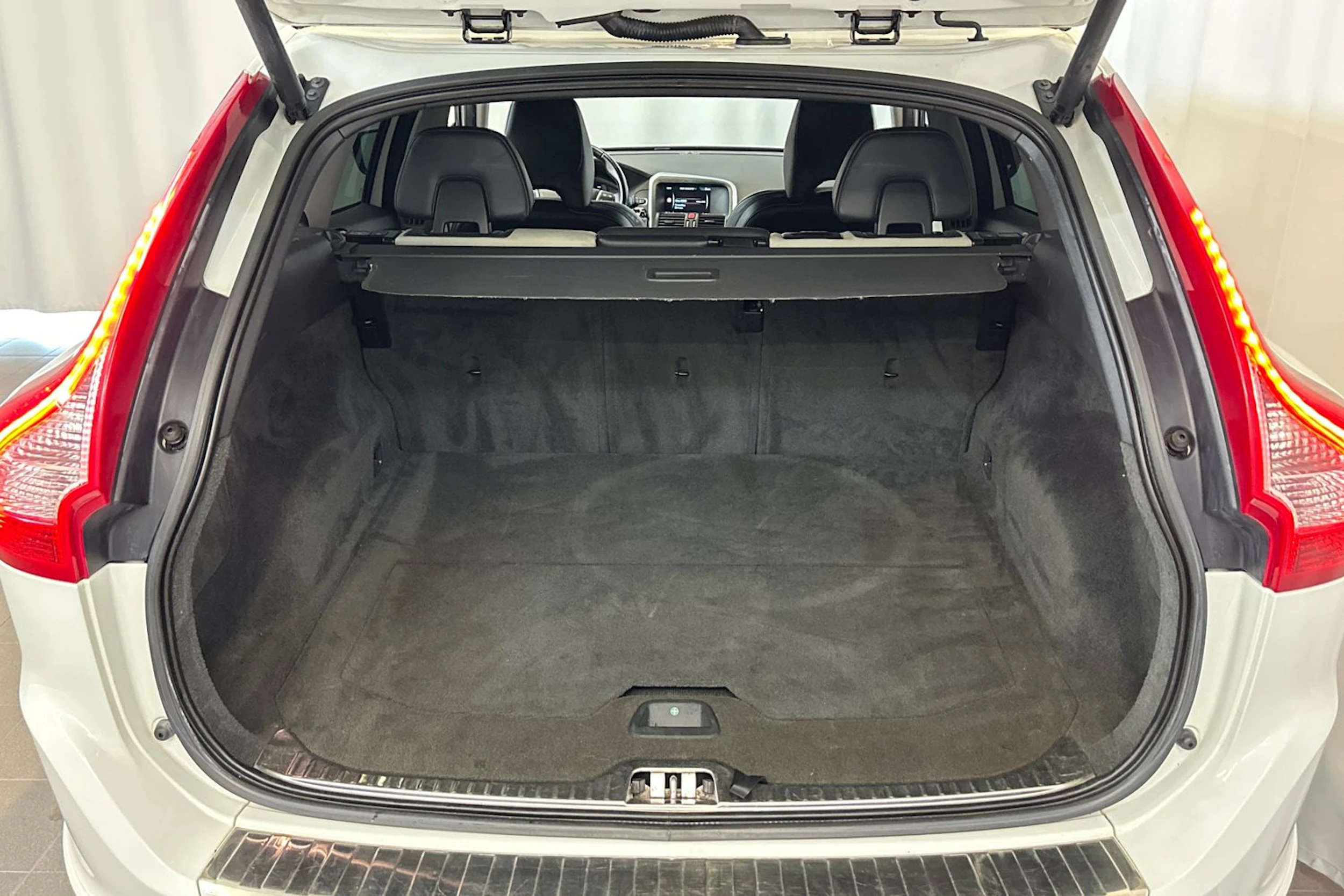 valkoinen Volvo XC60 2015 kuva 13.