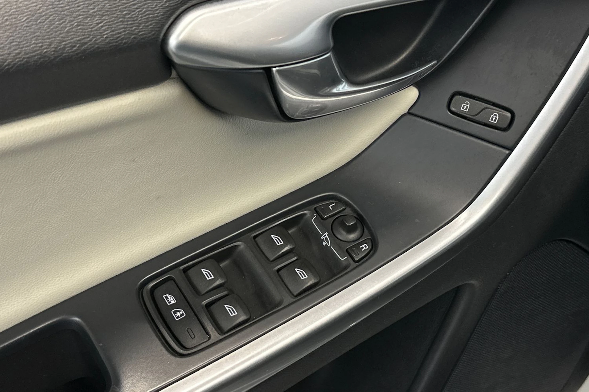 valkoinen Volvo XC60 2015 kuva 16.