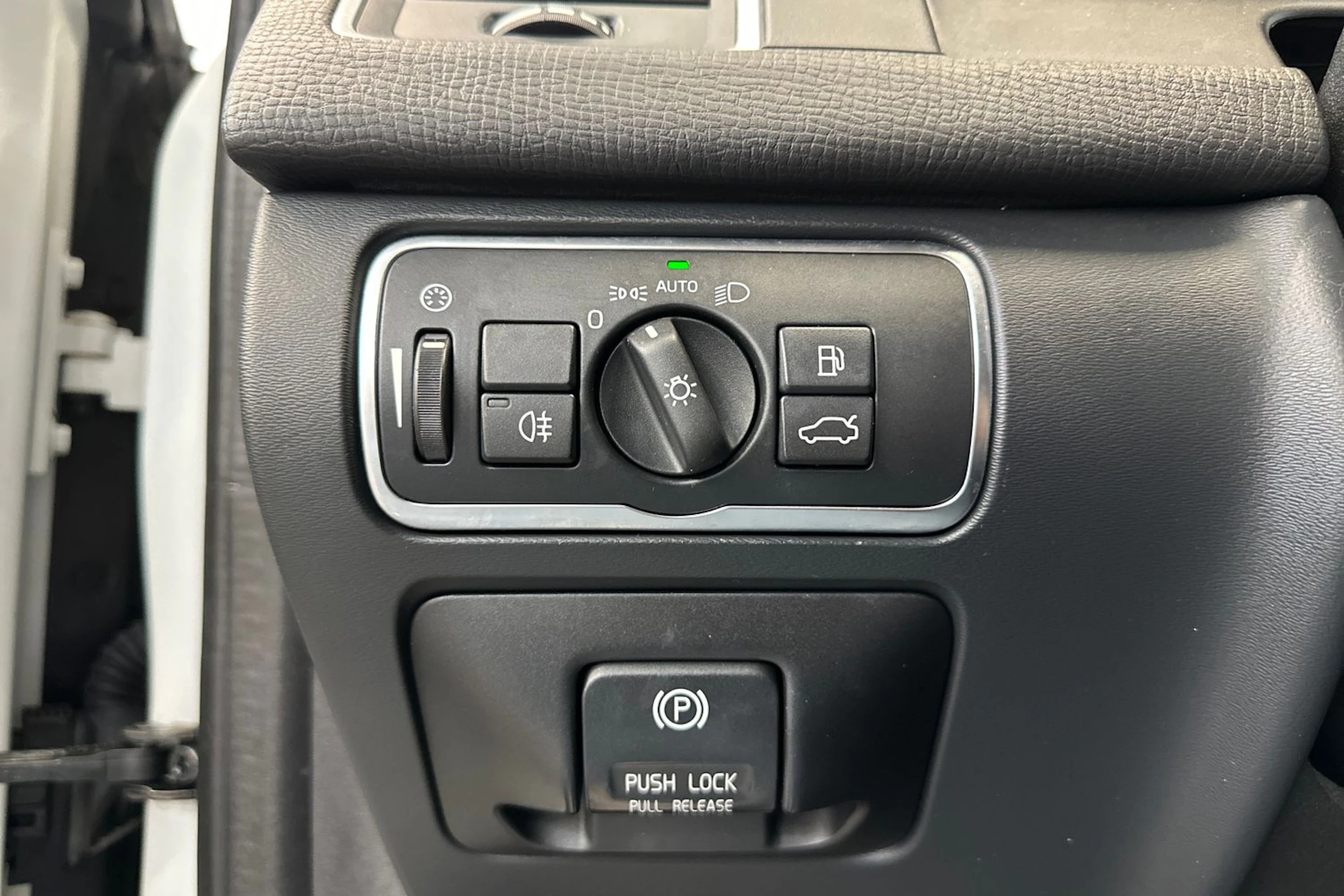 valkoinen Volvo XC60 2015 kuva 18.