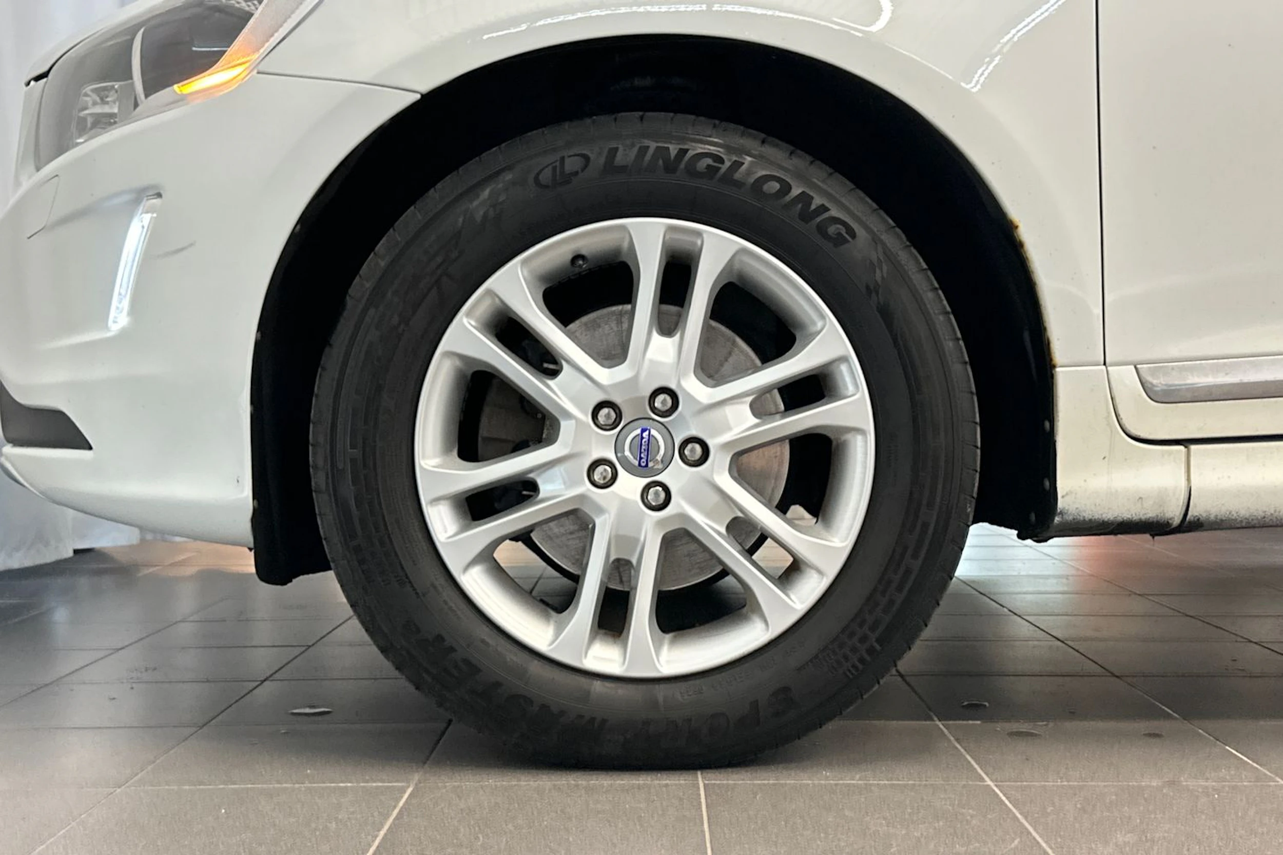 valkoinen Volvo XC60 2015 kuva 28.