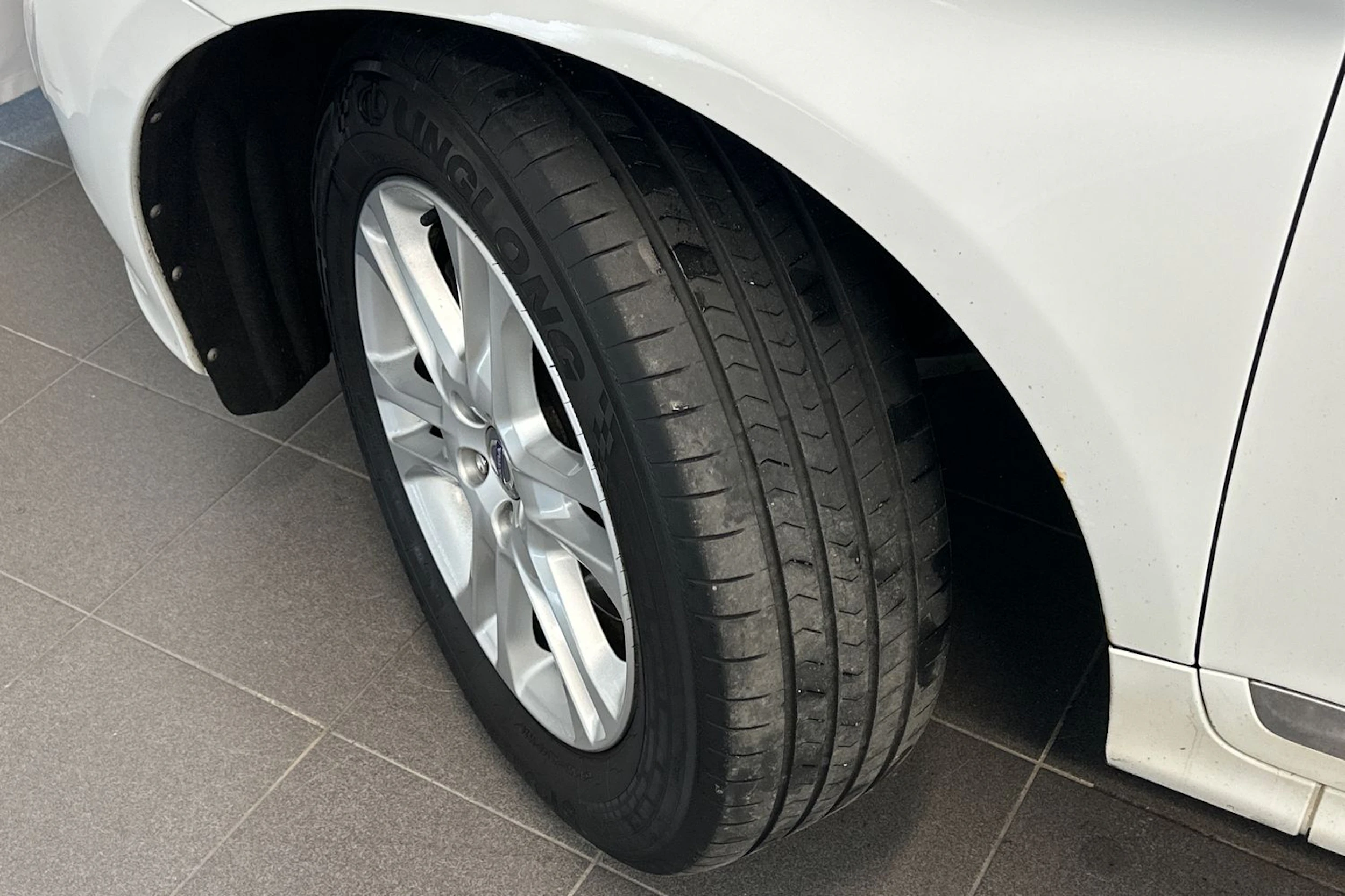 valkoinen Volvo XC60 2015 kuva 29.