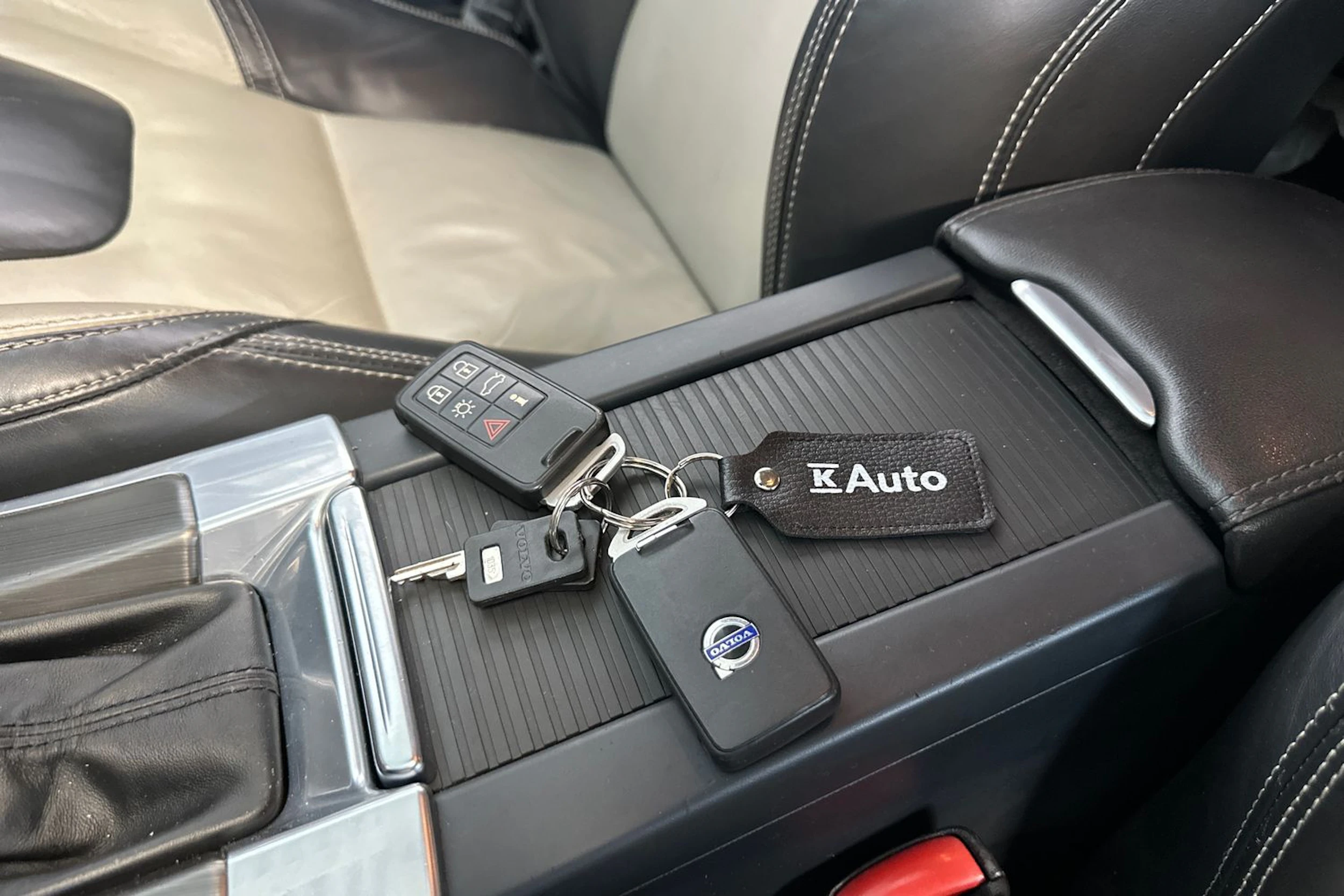 valkoinen Volvo XC60 2015 kuva 32.