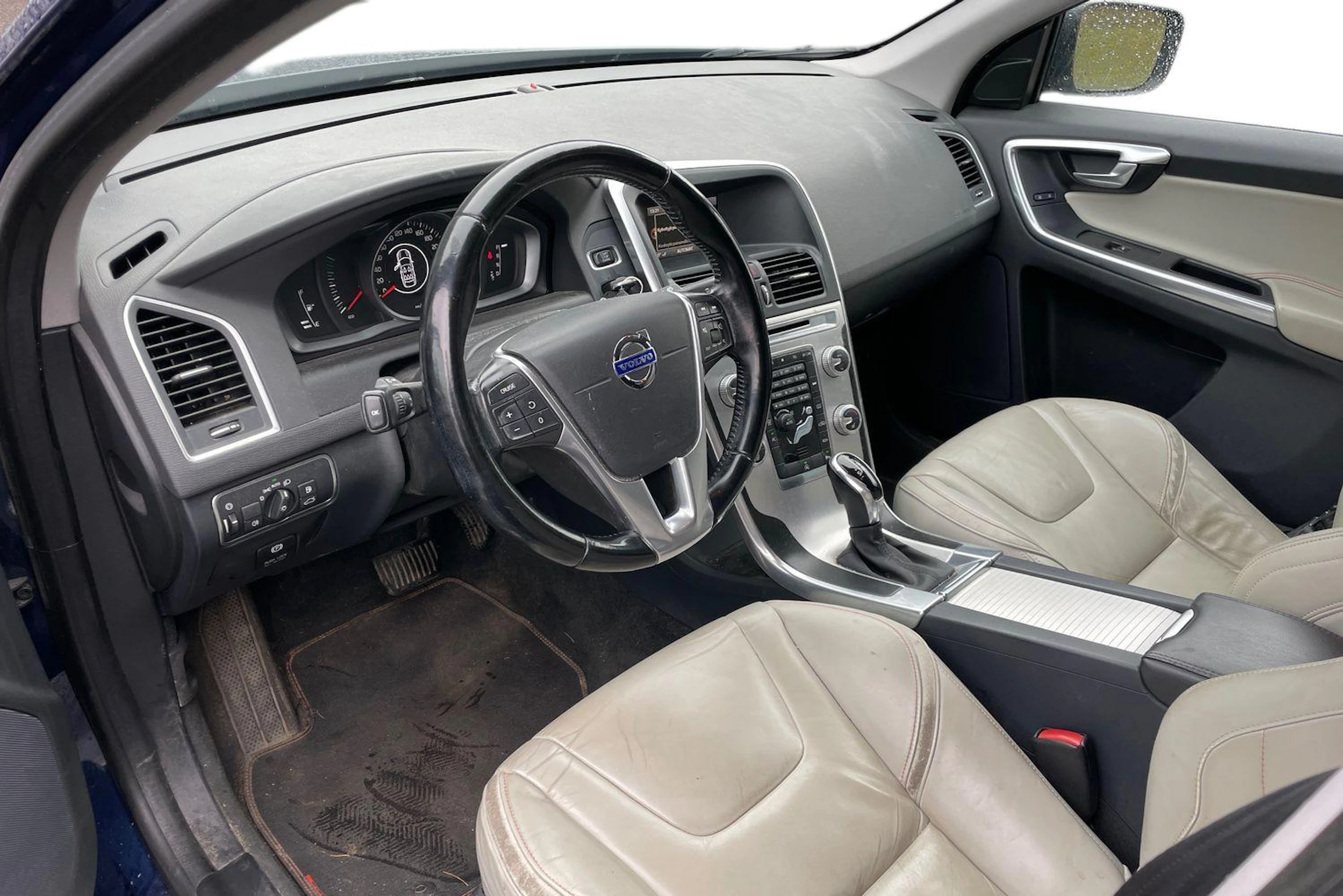 sininen Volvo XC60 2015 kuva 3.