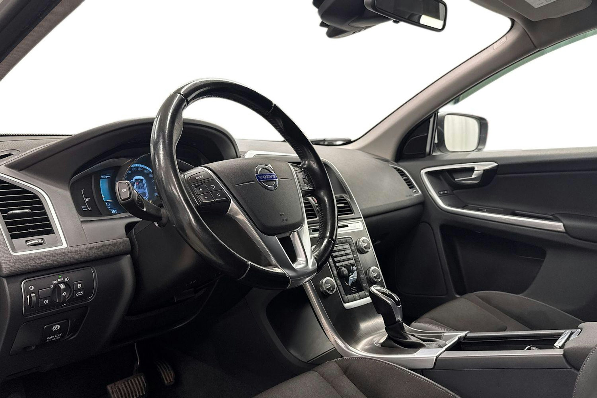 Valkoinen Volvo XC60 2015 kuva 7.