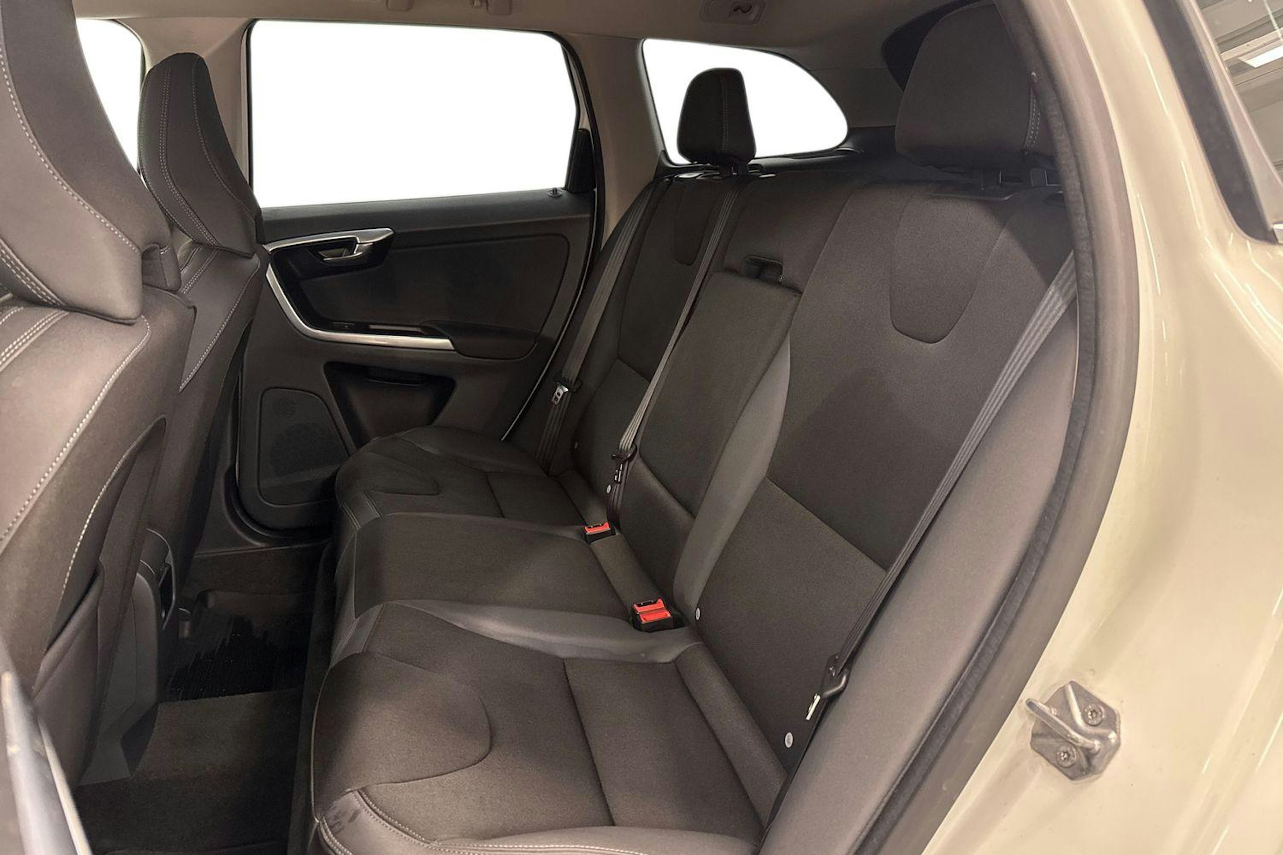 Valkoinen Volvo XC60 2015 kuva 10.