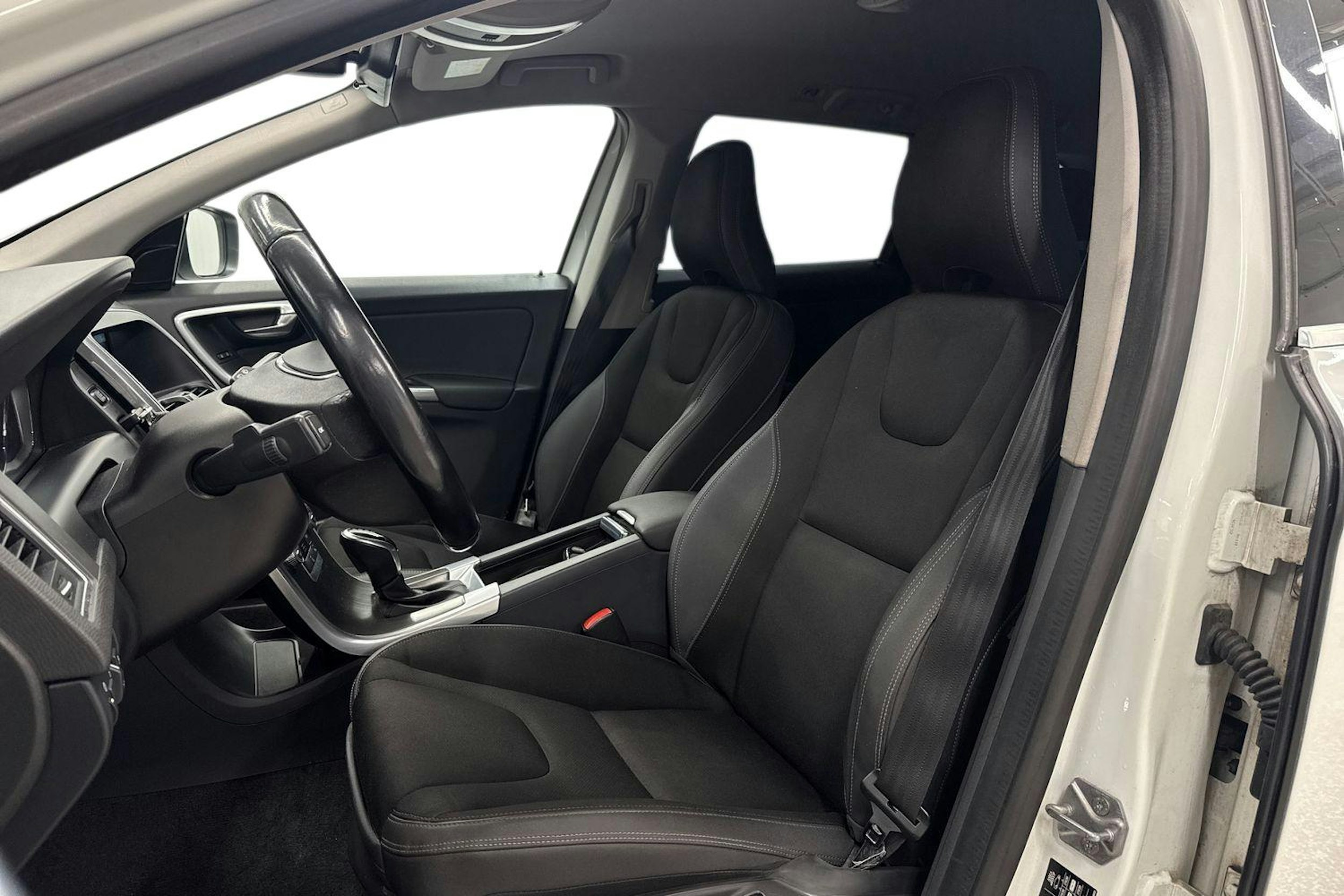 Valkoinen Volvo XC60 2015 kuva 11.