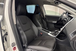 Valkoinen Volvo XC60 2015 kuva 13.