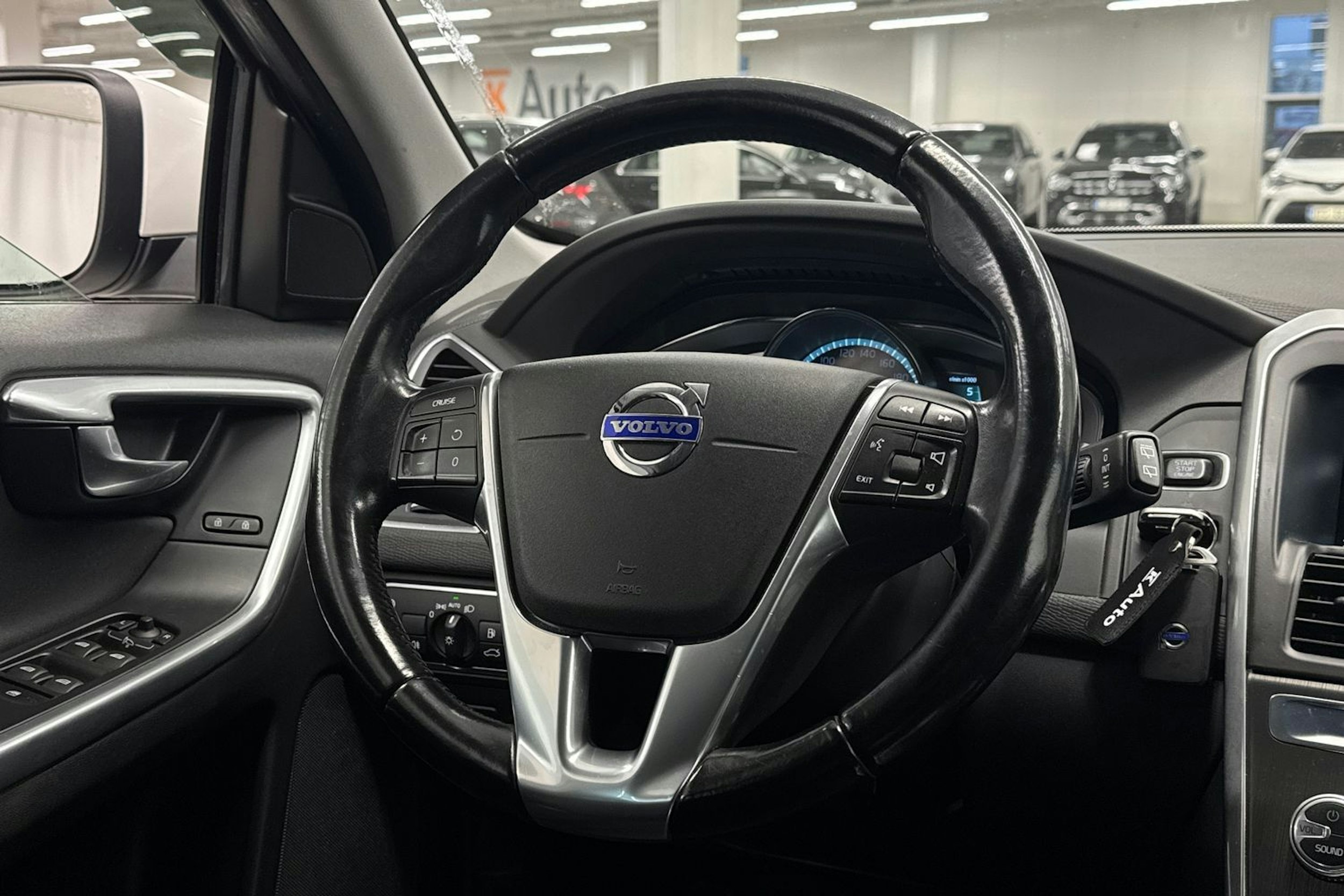 Valkoinen Volvo XC60 2015 kuva 14.