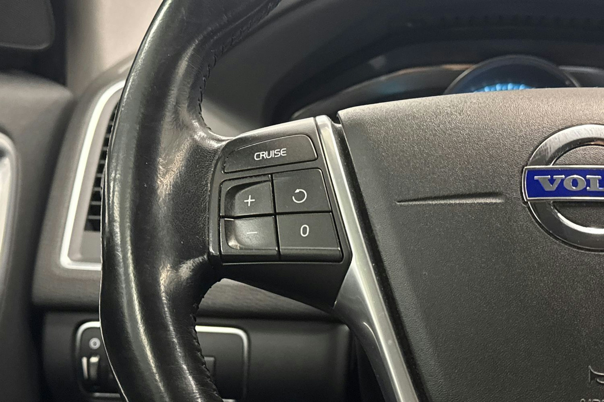 Valkoinen Volvo XC60 2015 kuva 15.