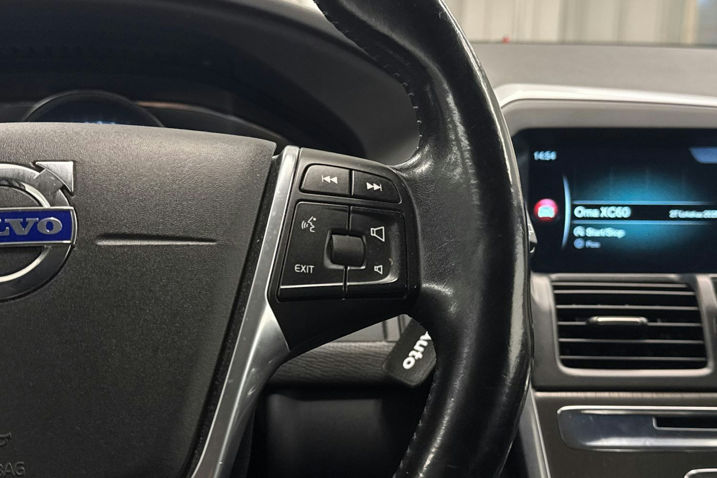 Valkoinen Volvo XC60 2015 kuva 16.