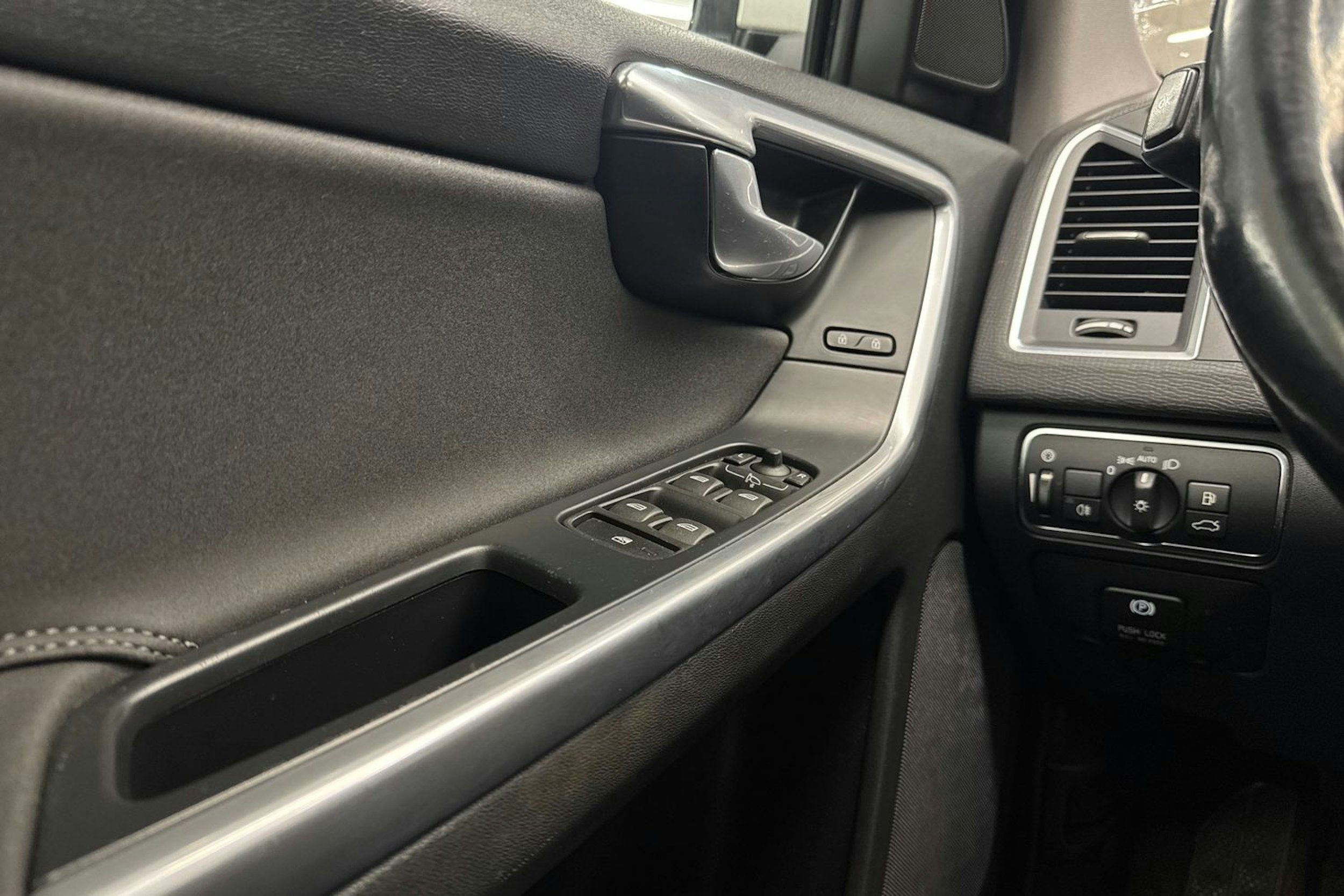 Valkoinen Volvo XC60 2015 kuva 18.