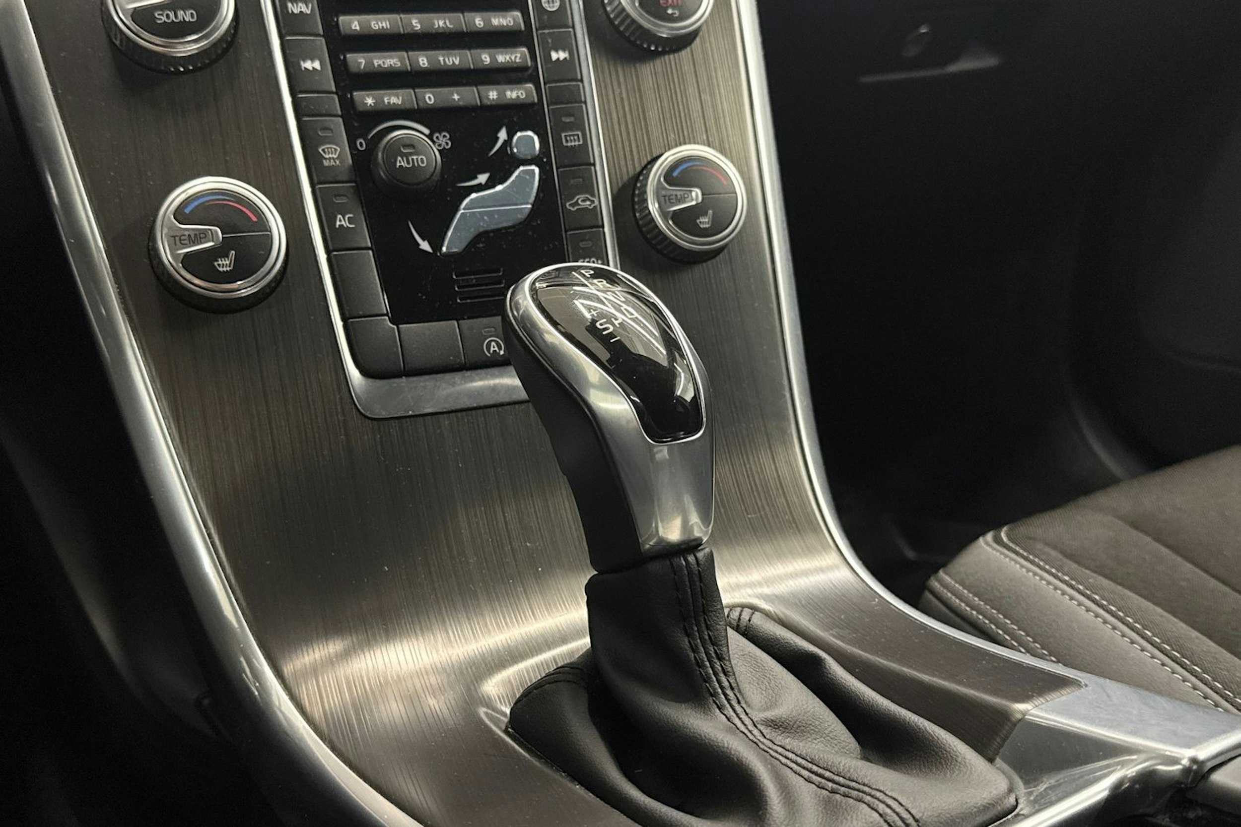 Valkoinen Volvo XC60 2015 kuva 19.