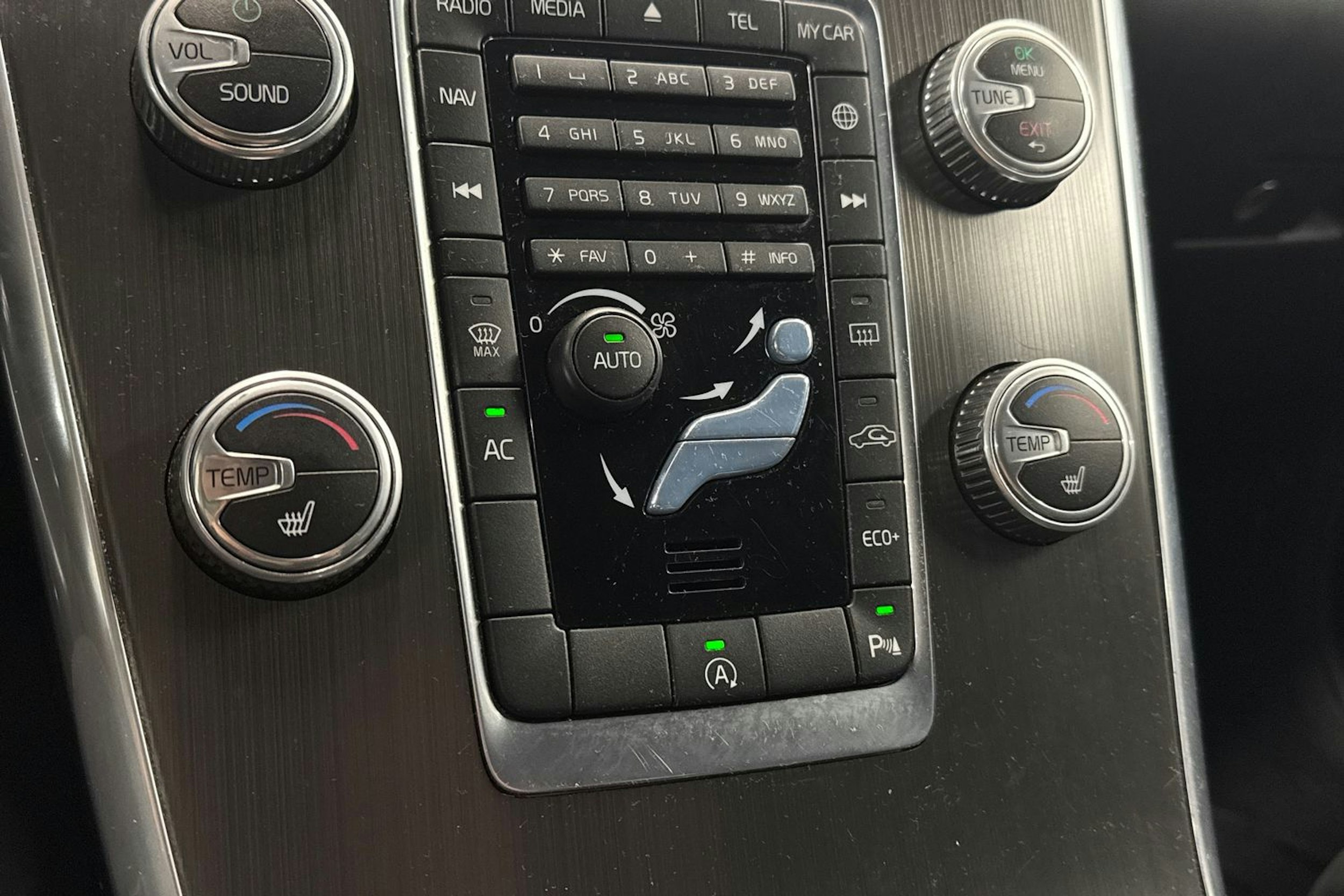 Valkoinen Volvo XC60 2015 kuva 21.