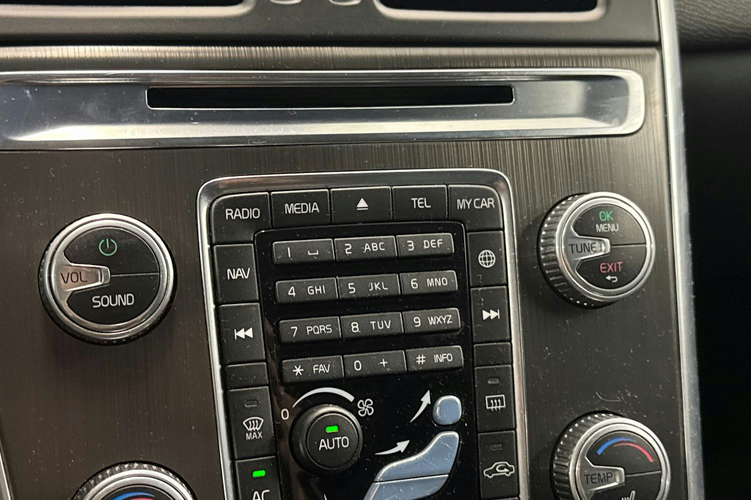 Valkoinen Volvo XC60 2015 kuva 22.