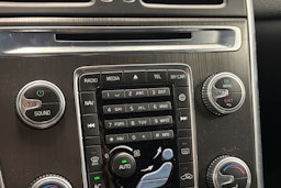 Valkoinen Volvo XC60 2015 kuva 22.