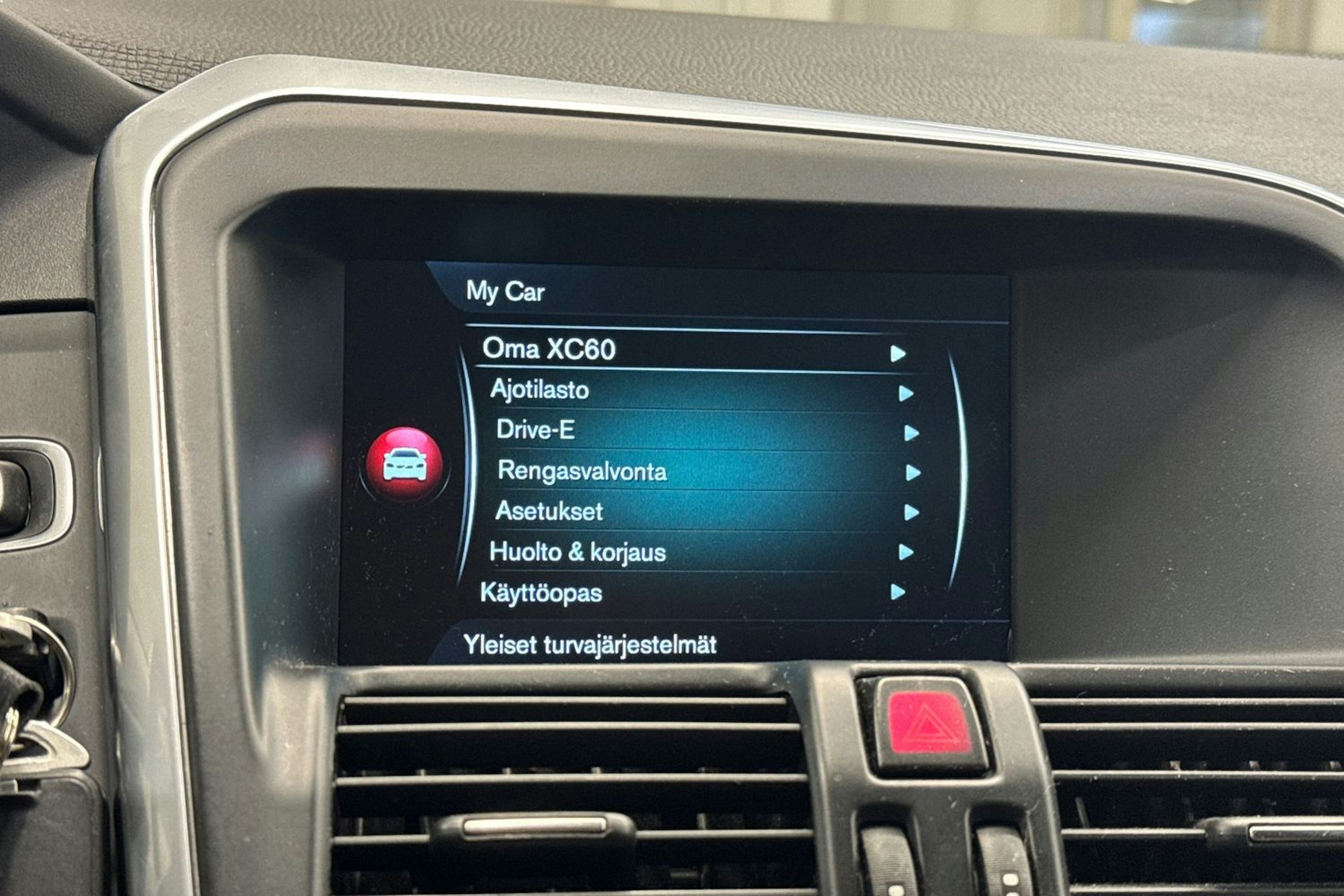 Valkoinen Volvo XC60 2015 kuva 23.