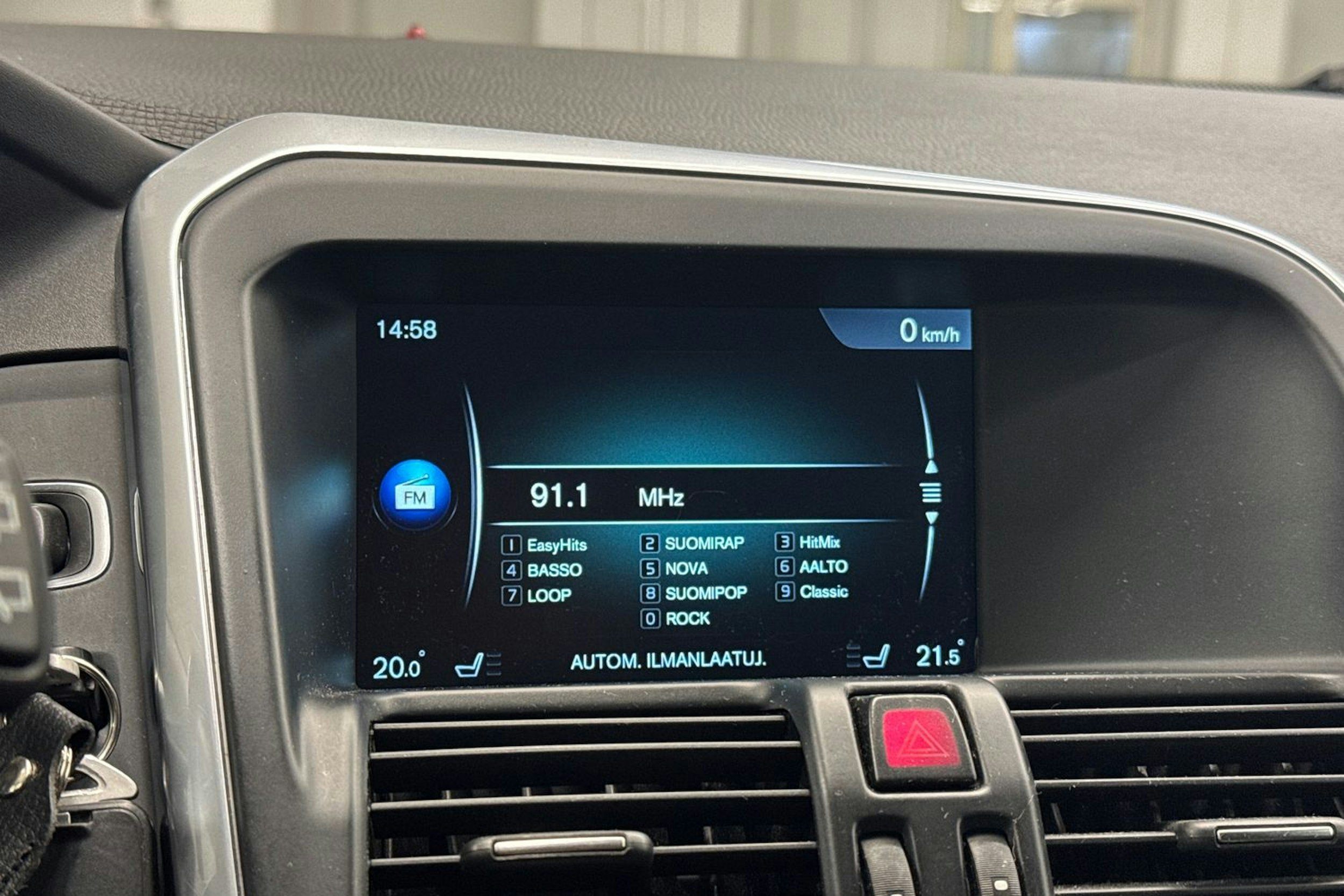 Valkoinen Volvo XC60 2015 kuva 24.