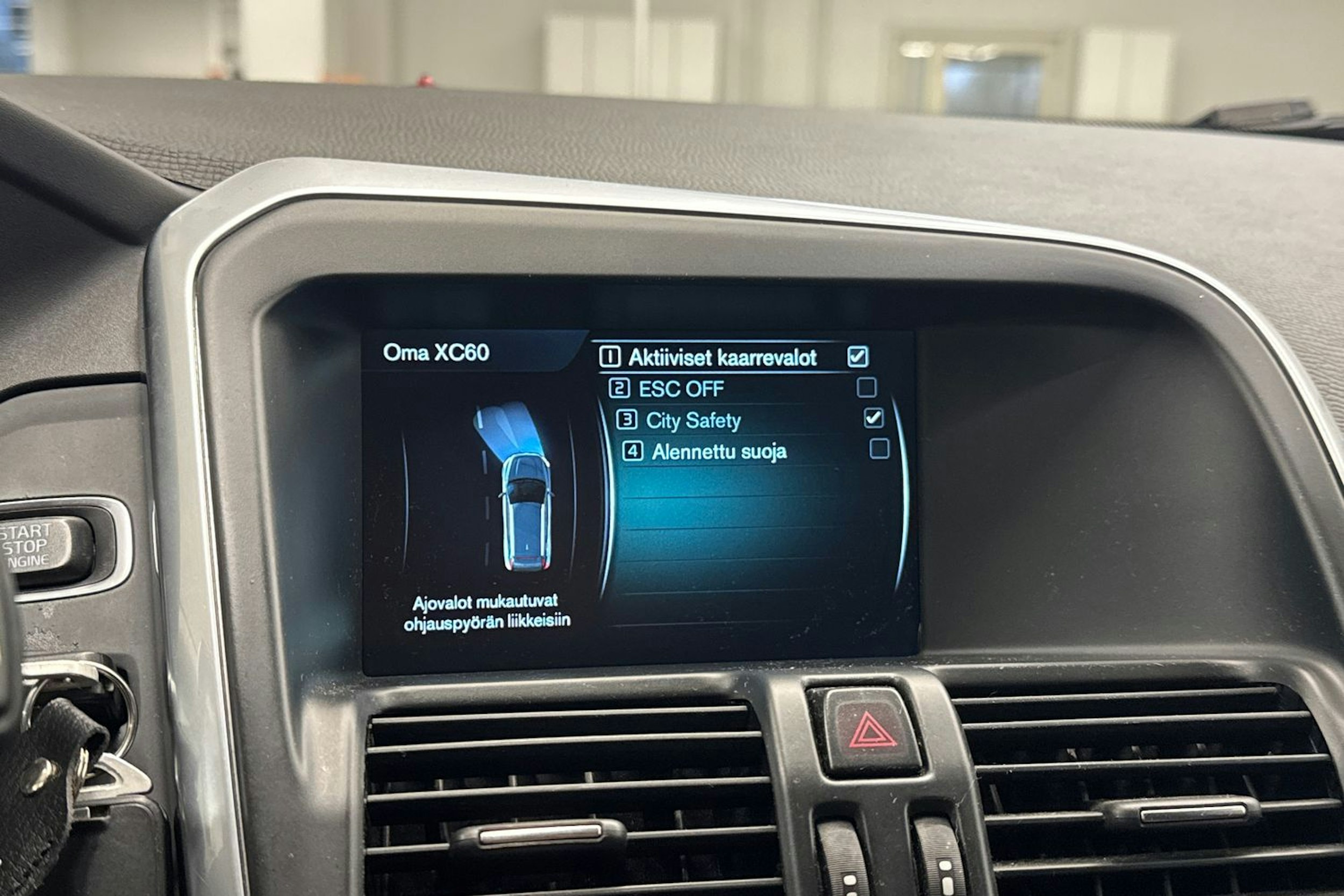 Valkoinen Volvo XC60 2015 kuva 28.