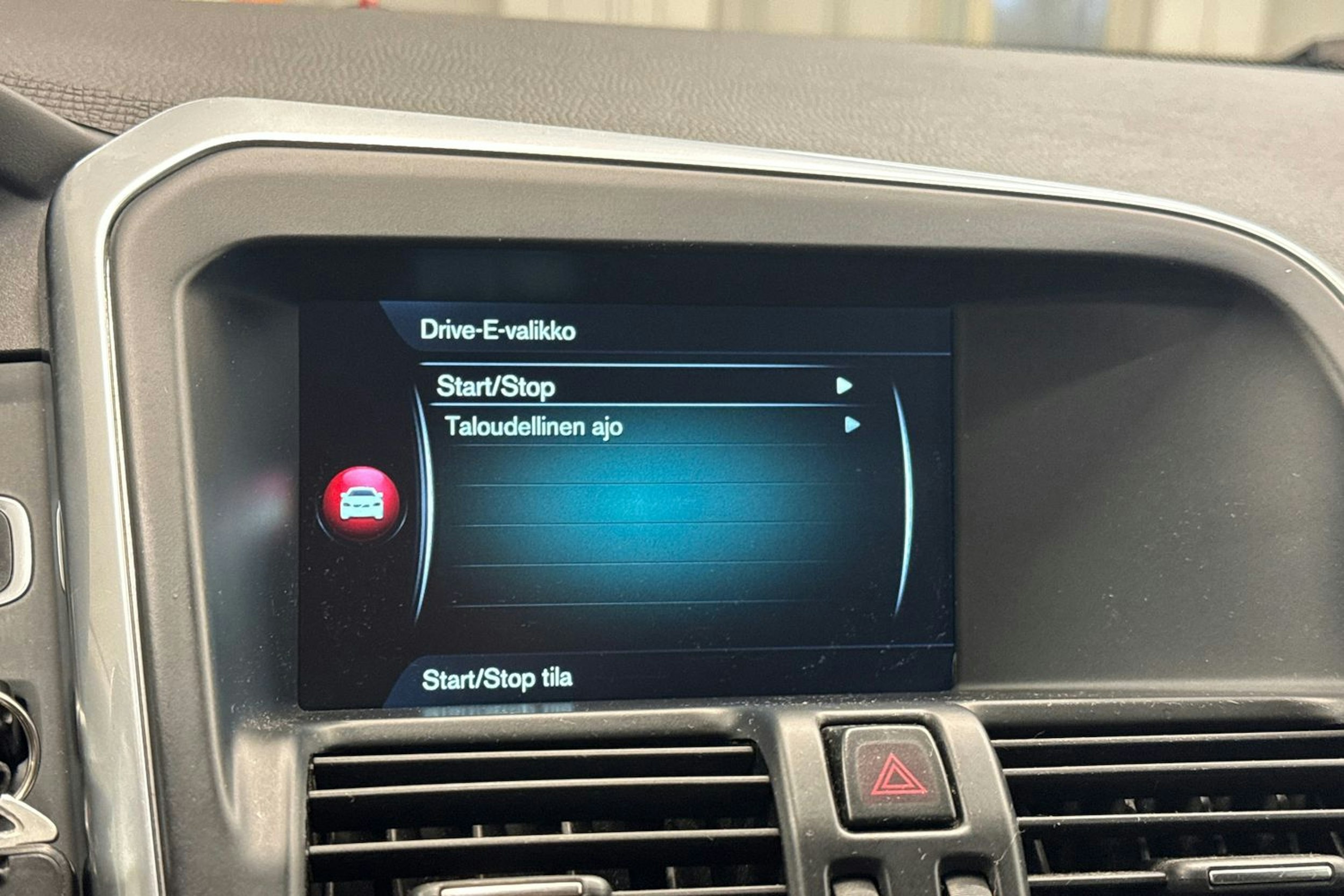 Valkoinen Volvo XC60 2015 kuva 29.