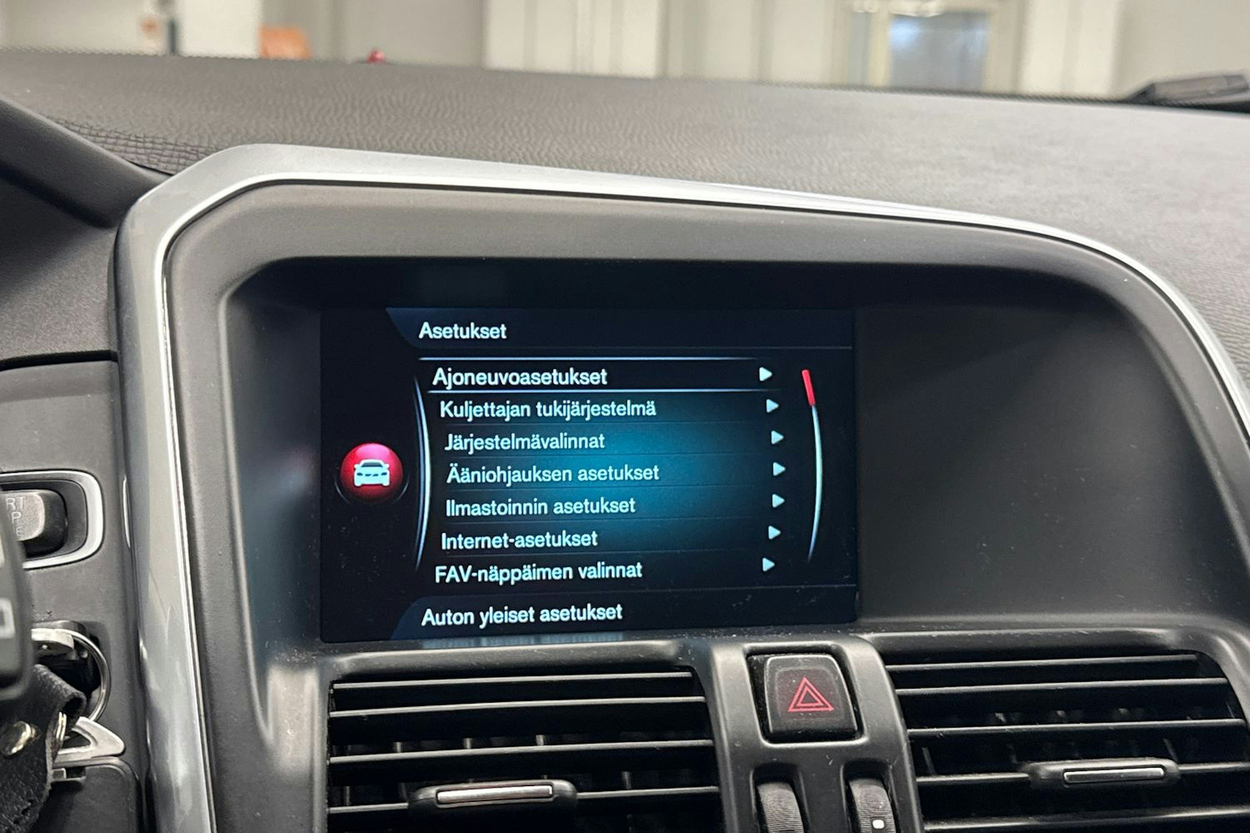 Valkoinen Volvo XC60 2015 kuva 30.