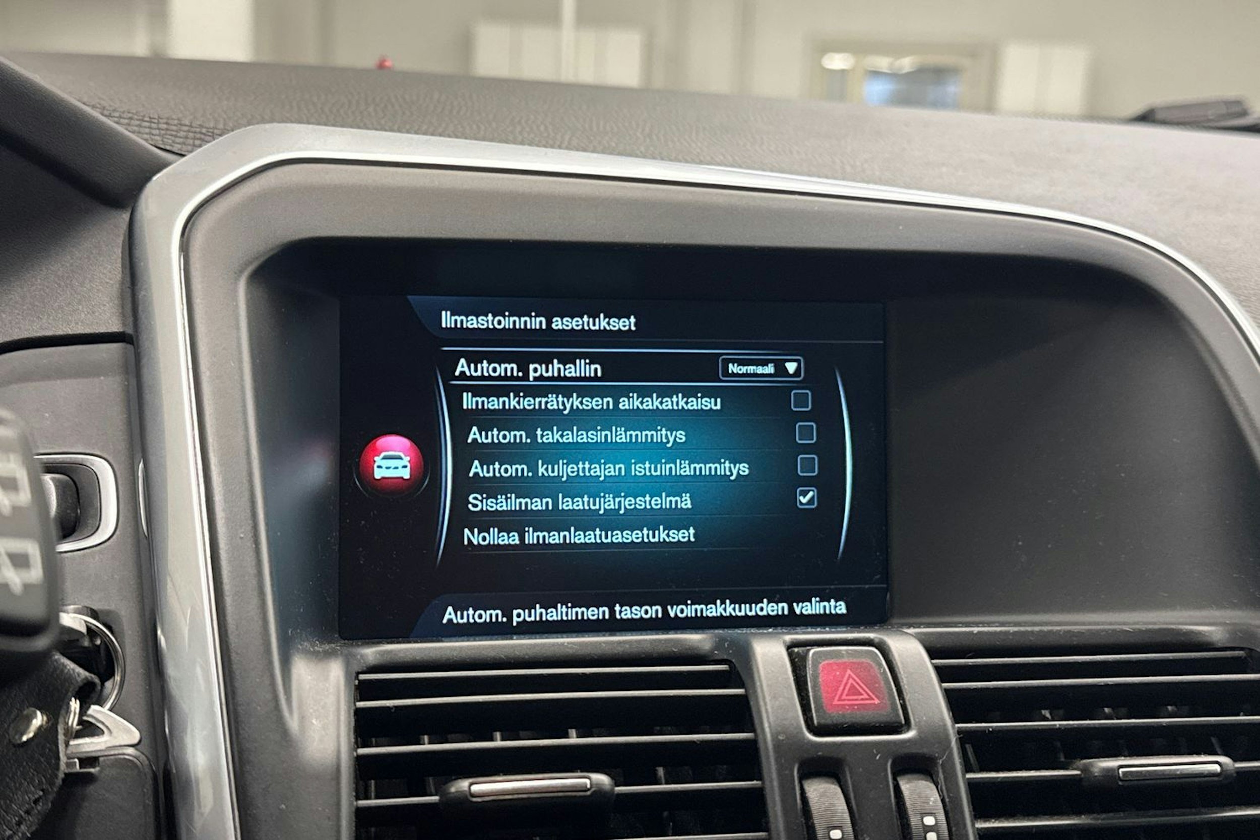 Valkoinen Volvo XC60 2015 kuva 32.