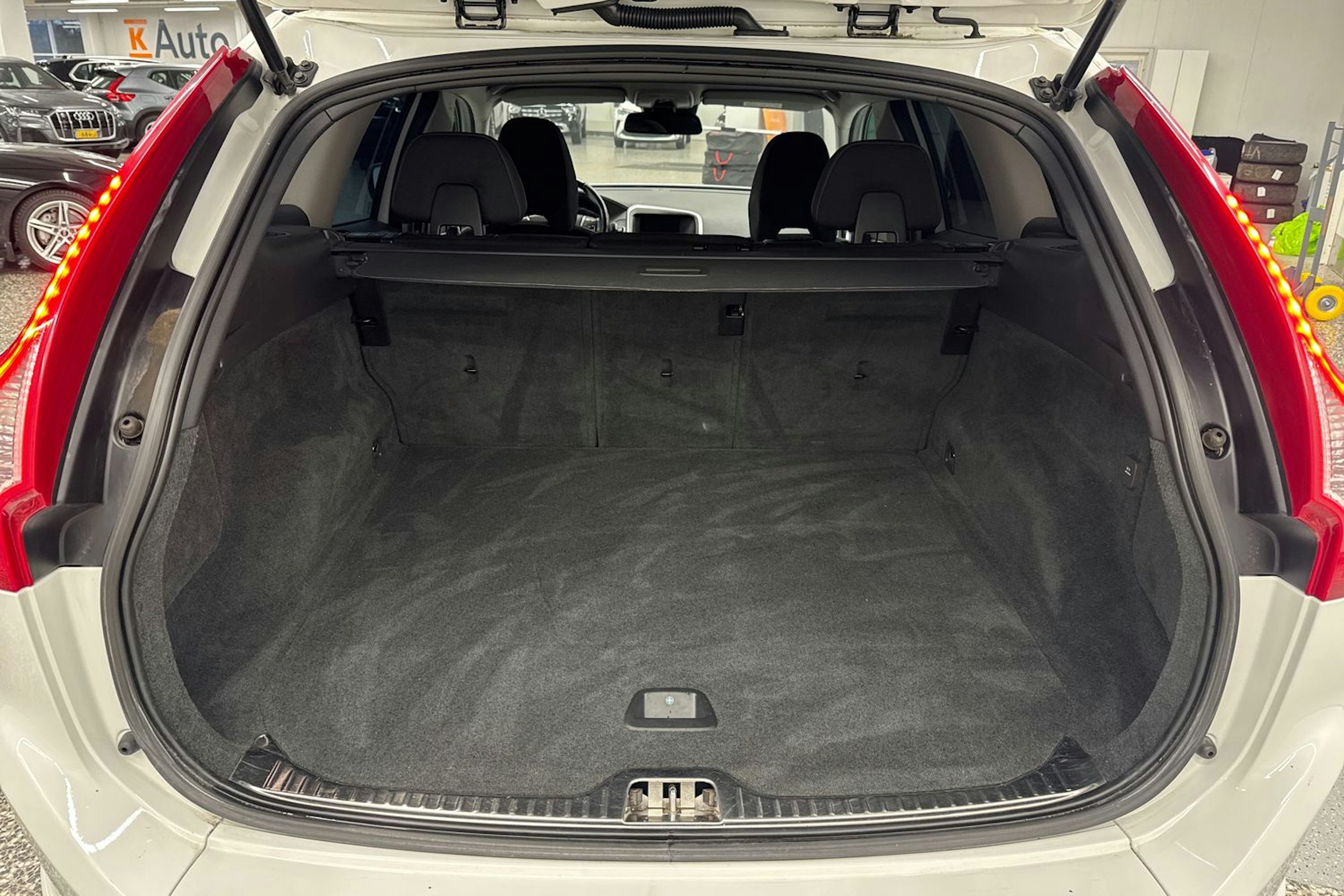 Valkoinen Volvo XC60 2015 kuva 35.