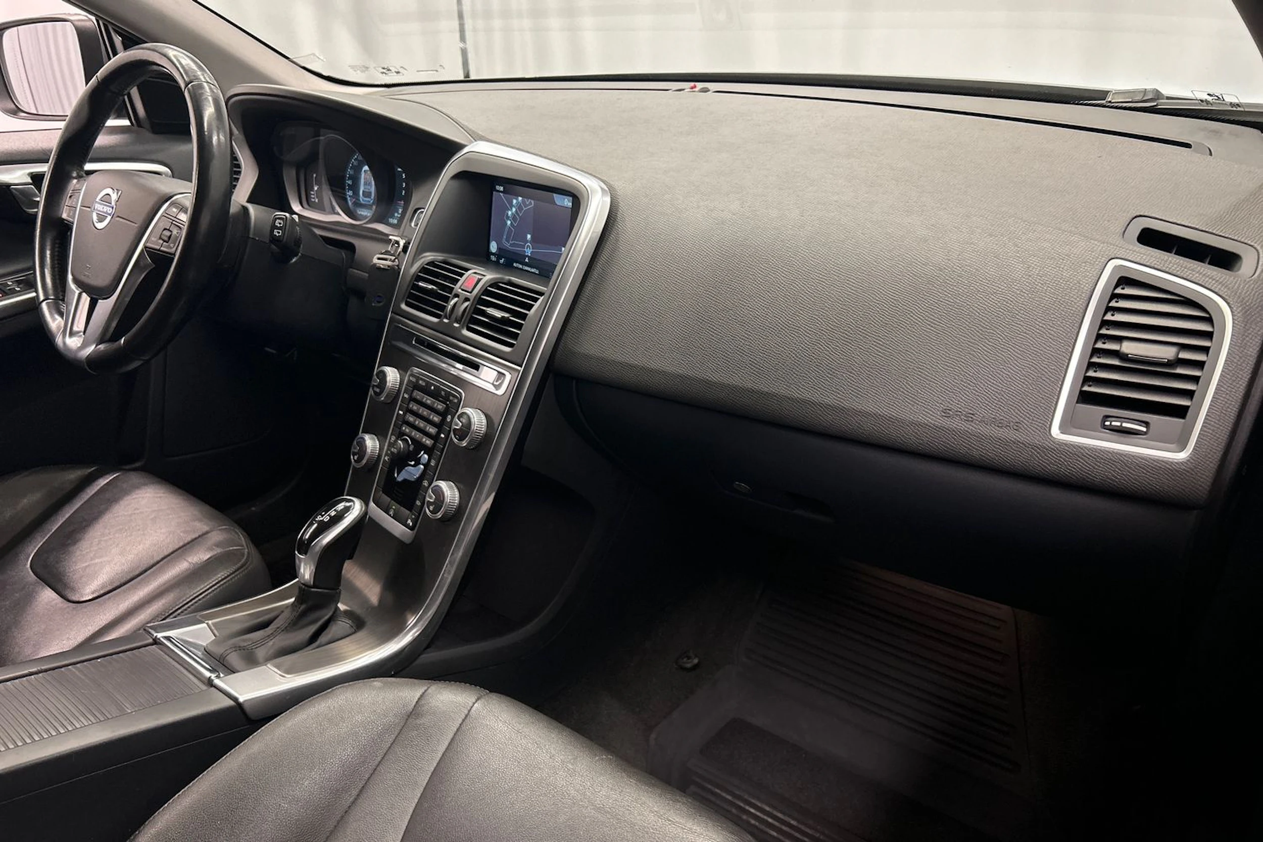 harmaa Volvo XC60 2016 kuva 16.