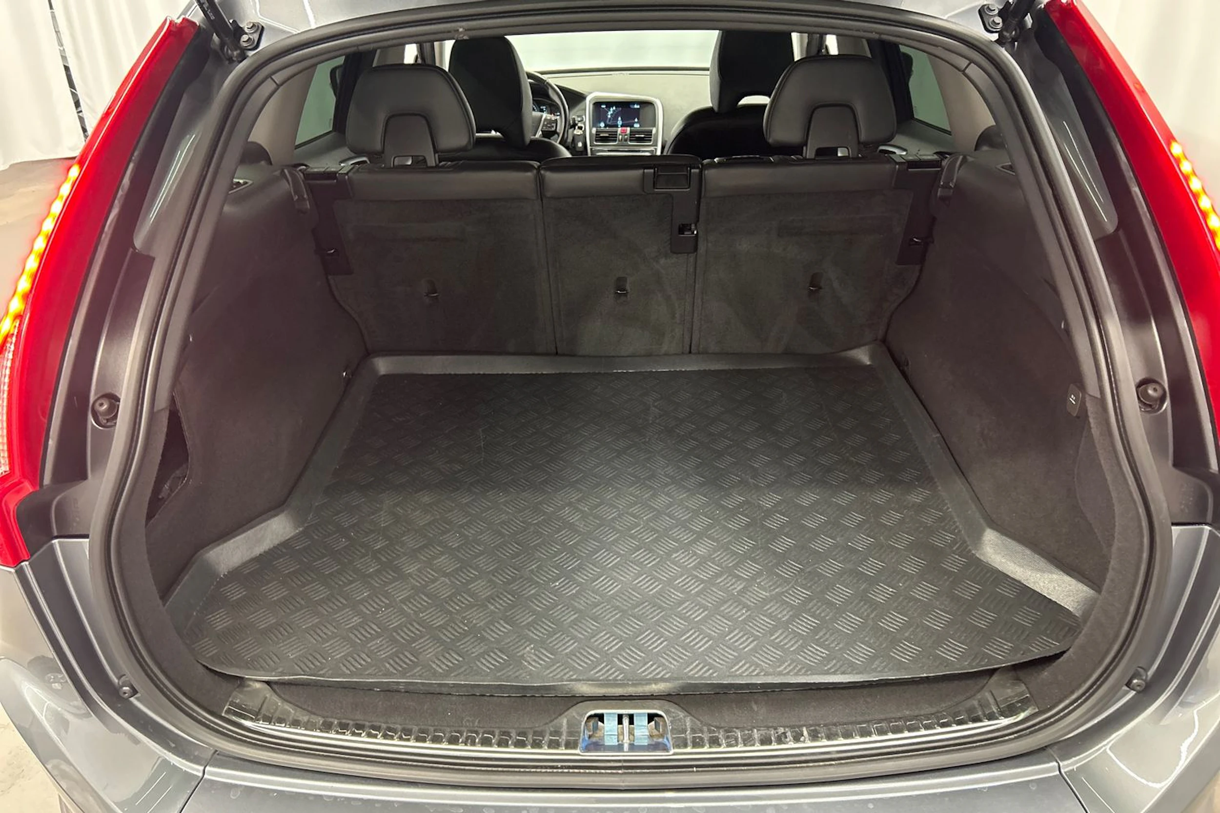 harmaa Volvo XC60 2016 kuva 17.