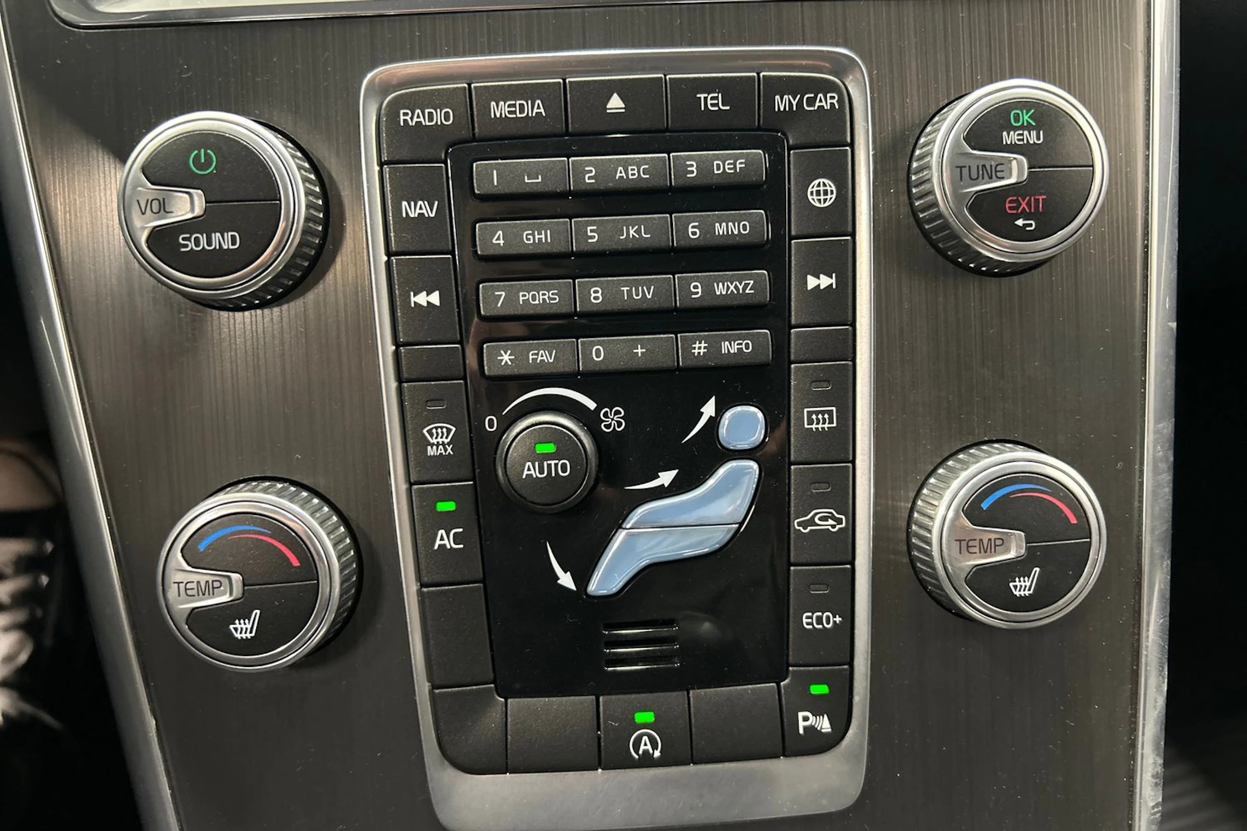 harmaa Volvo XC60 2016 kuva 26.