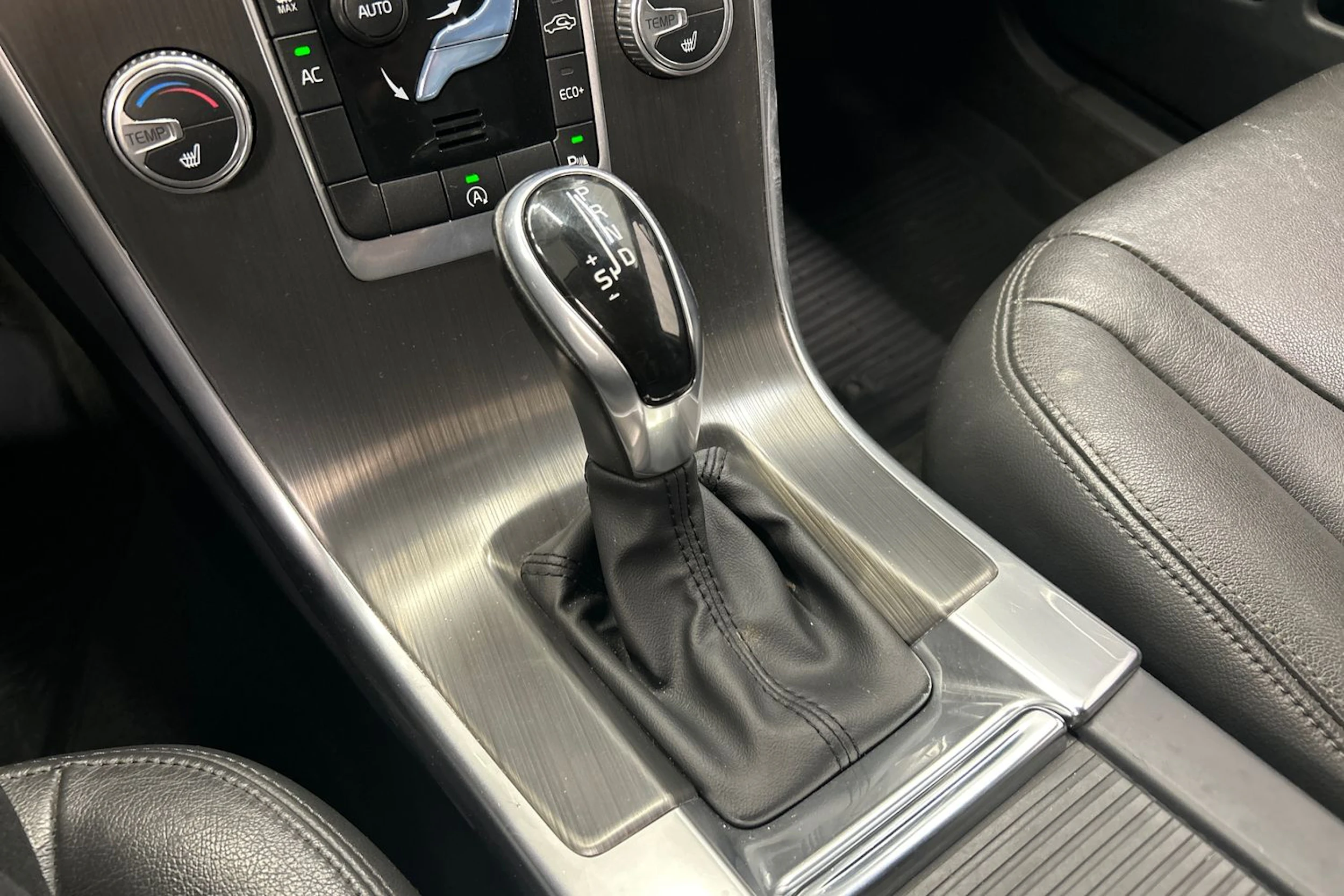 harmaa Volvo XC60 2016 kuva 27.