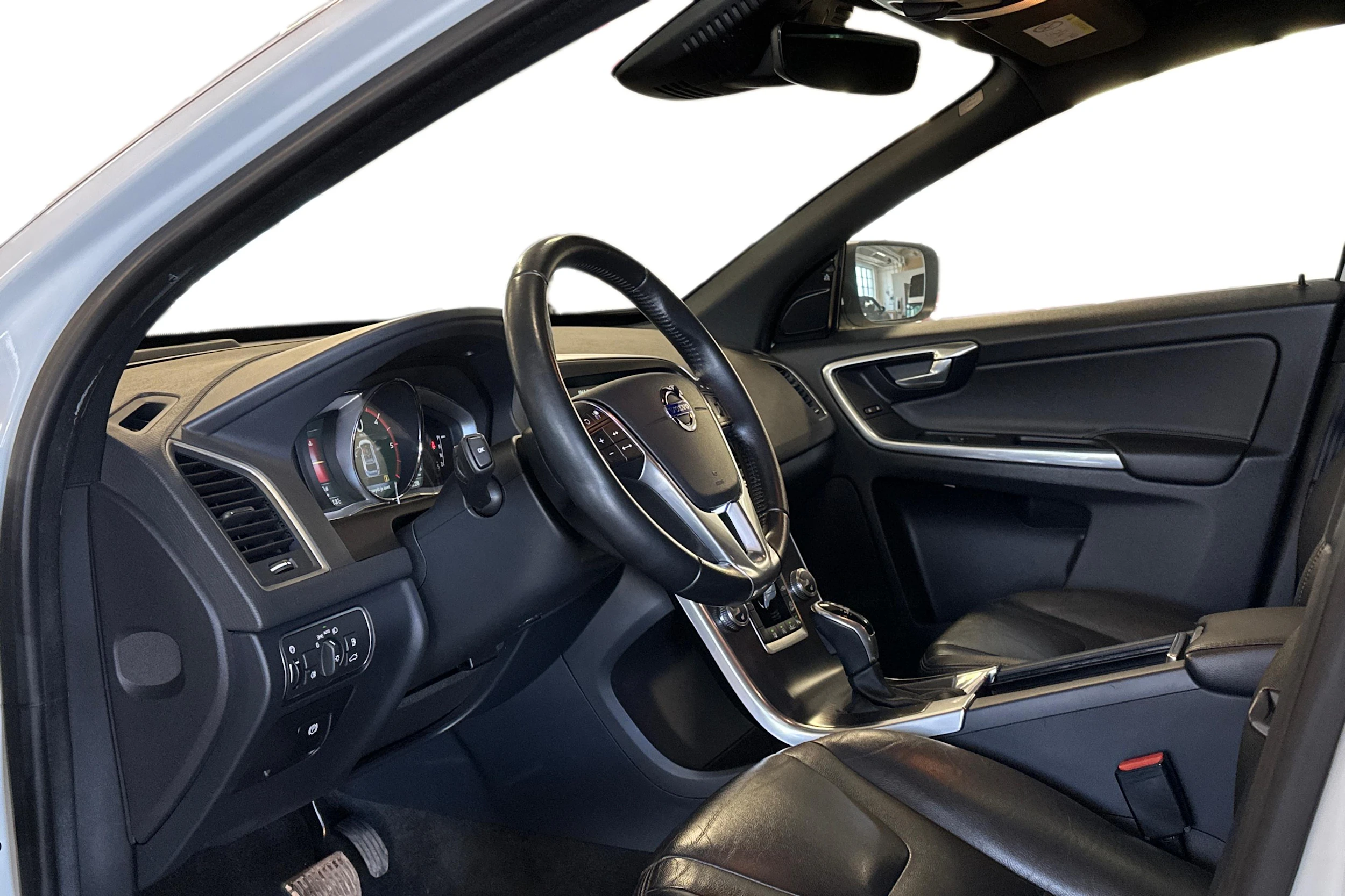 valkoinen Volvo XC60 2016 kuva 3.