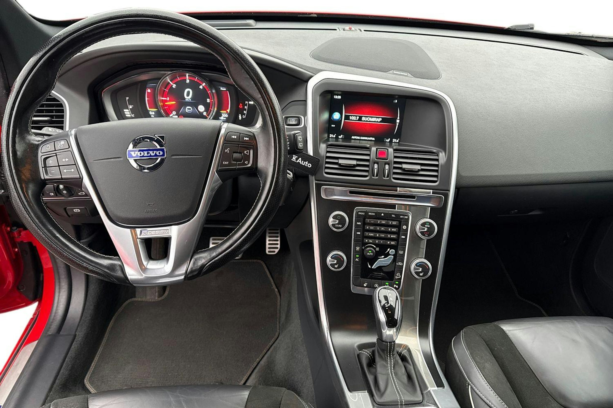 punainen Volvo XC60 2016 kuva 7.