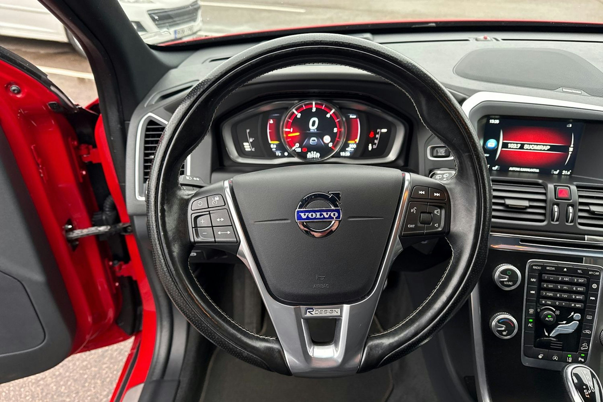 punainen Volvo XC60 2016 kuva 11.