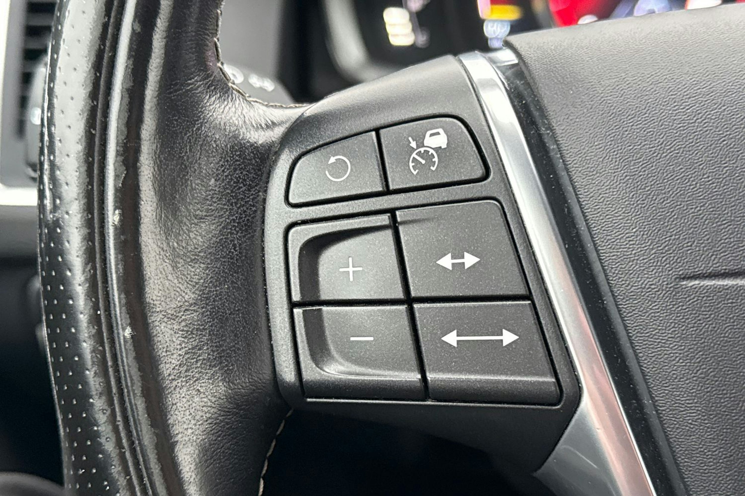 punainen Volvo XC60 2016 kuva 12.