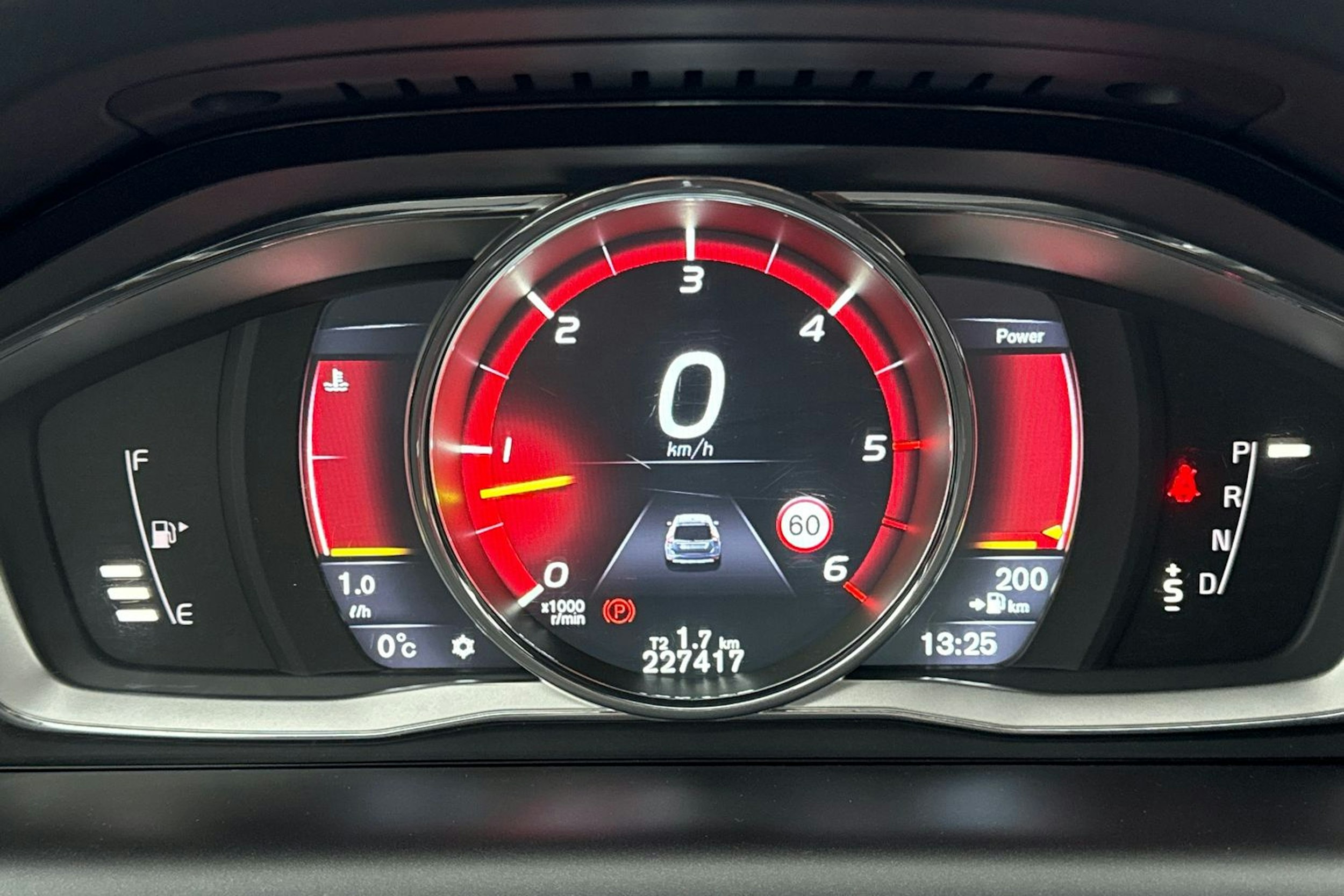 punainen Volvo XC60 2016 kuva 14.