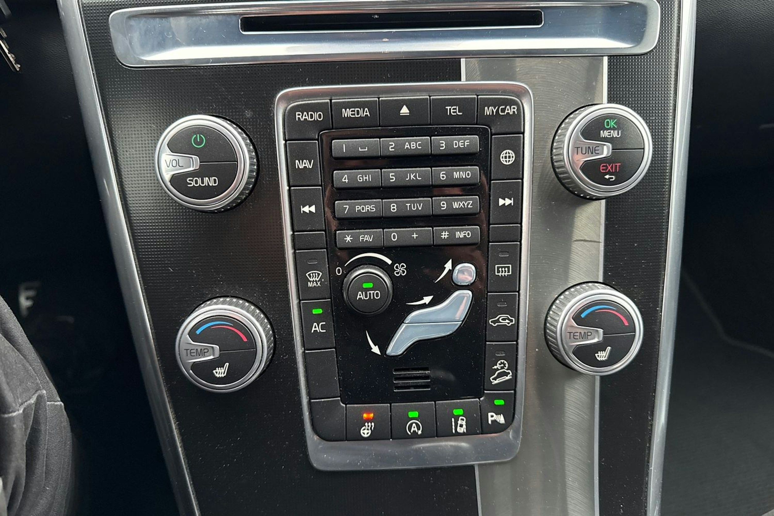 punainen Volvo XC60 2016 kuva 23.