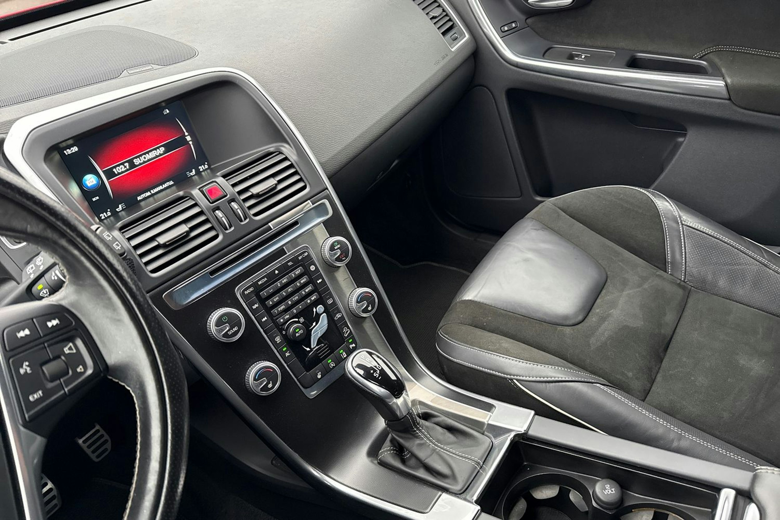 punainen Volvo XC60 2016 kuva 26.