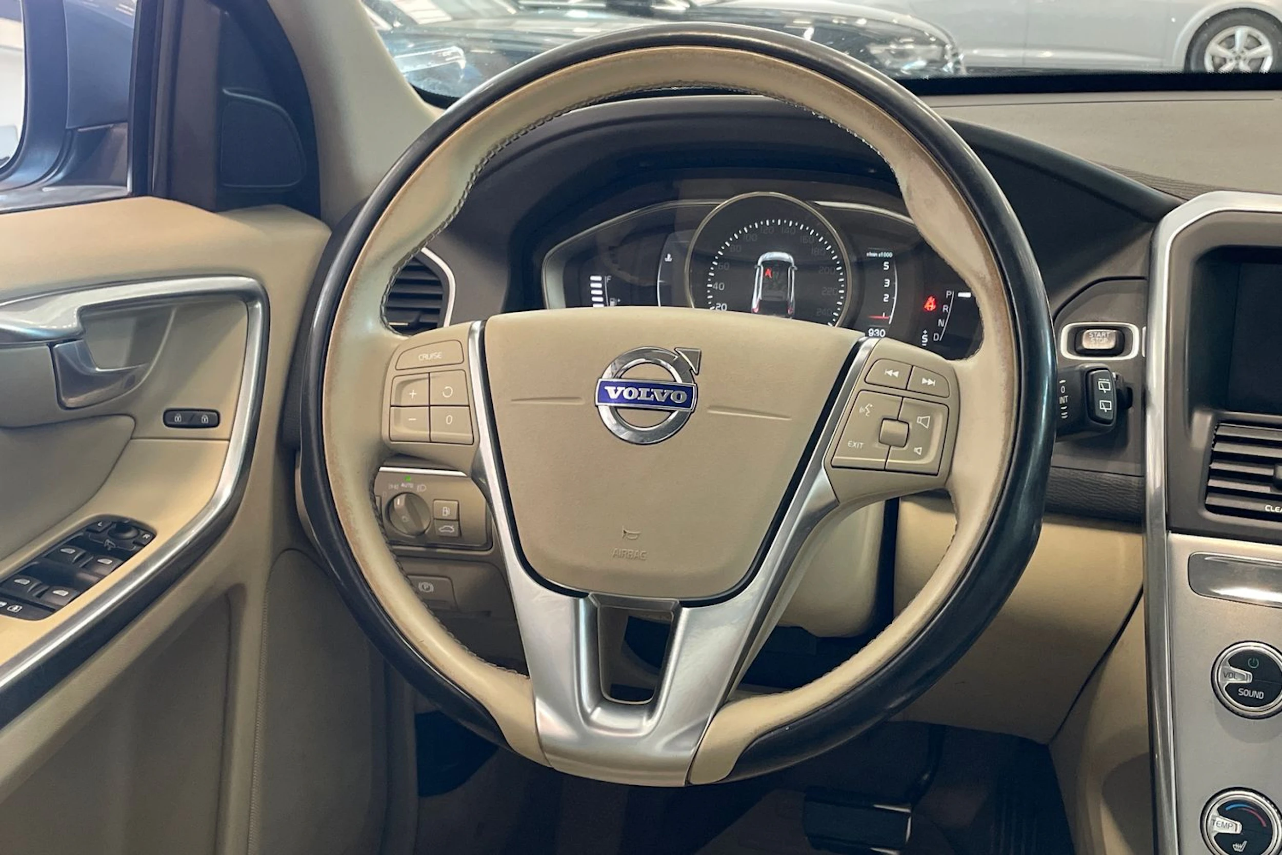 sininen Volvo XC60 2016 kuva 17.