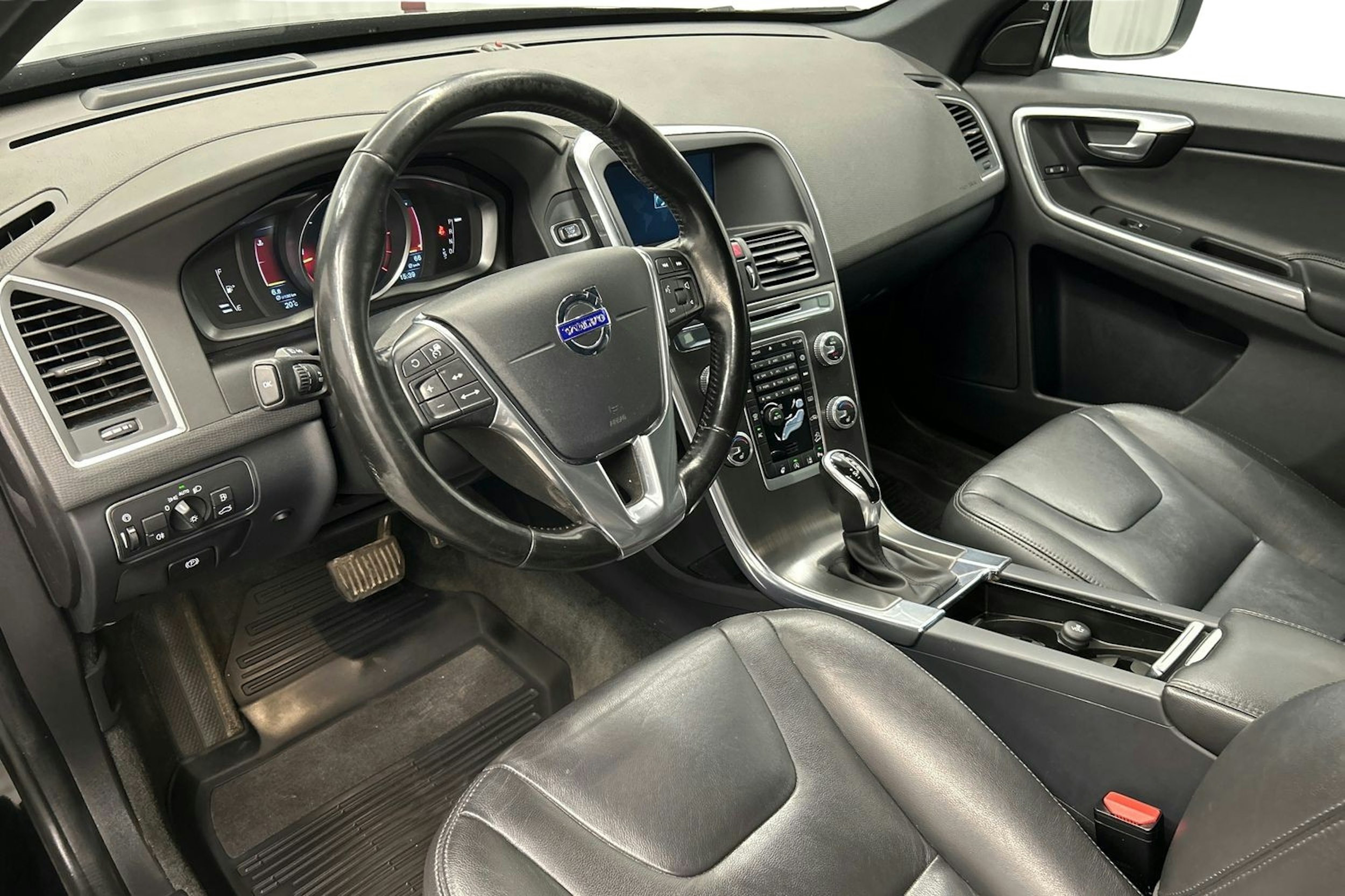 musta Volvo XC60 2016 kuva 7.