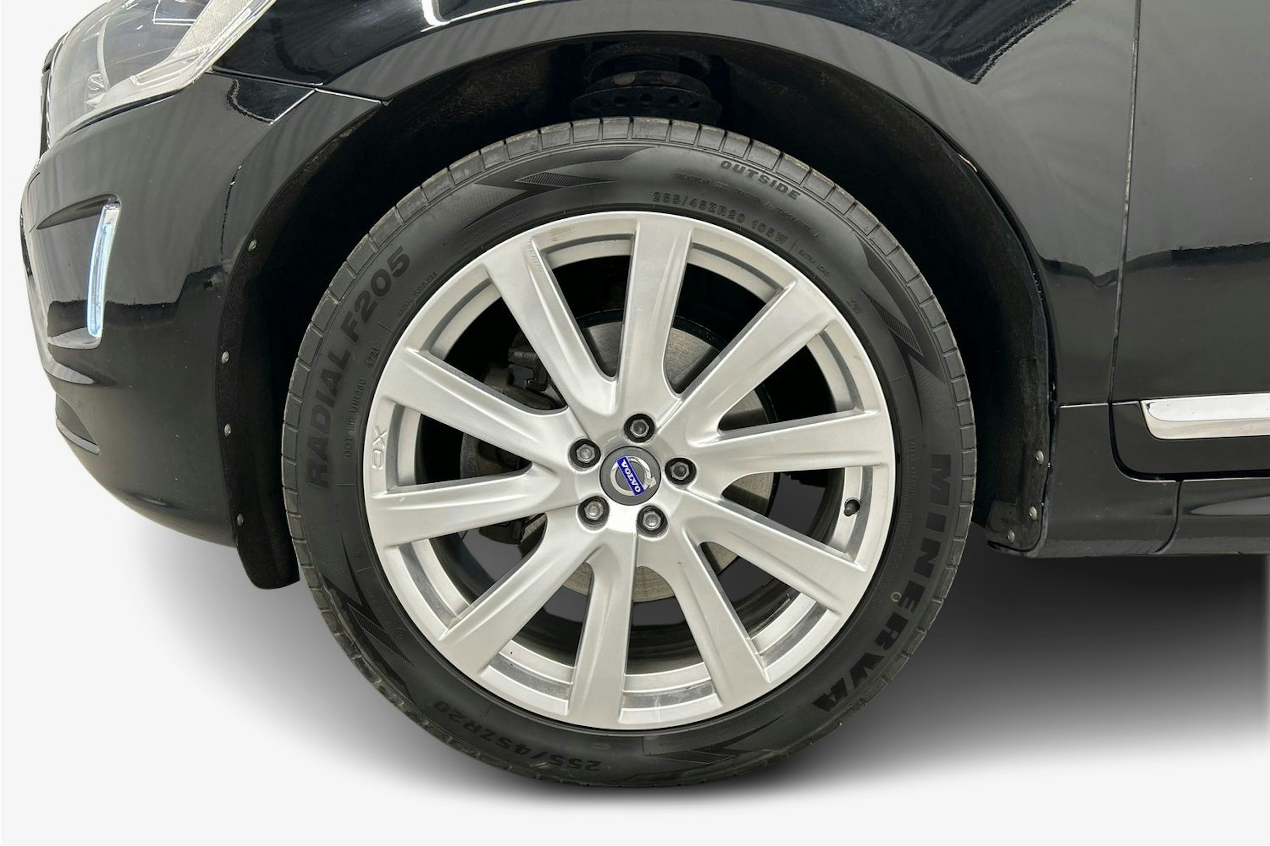musta Volvo XC60 2016 kuva 11.