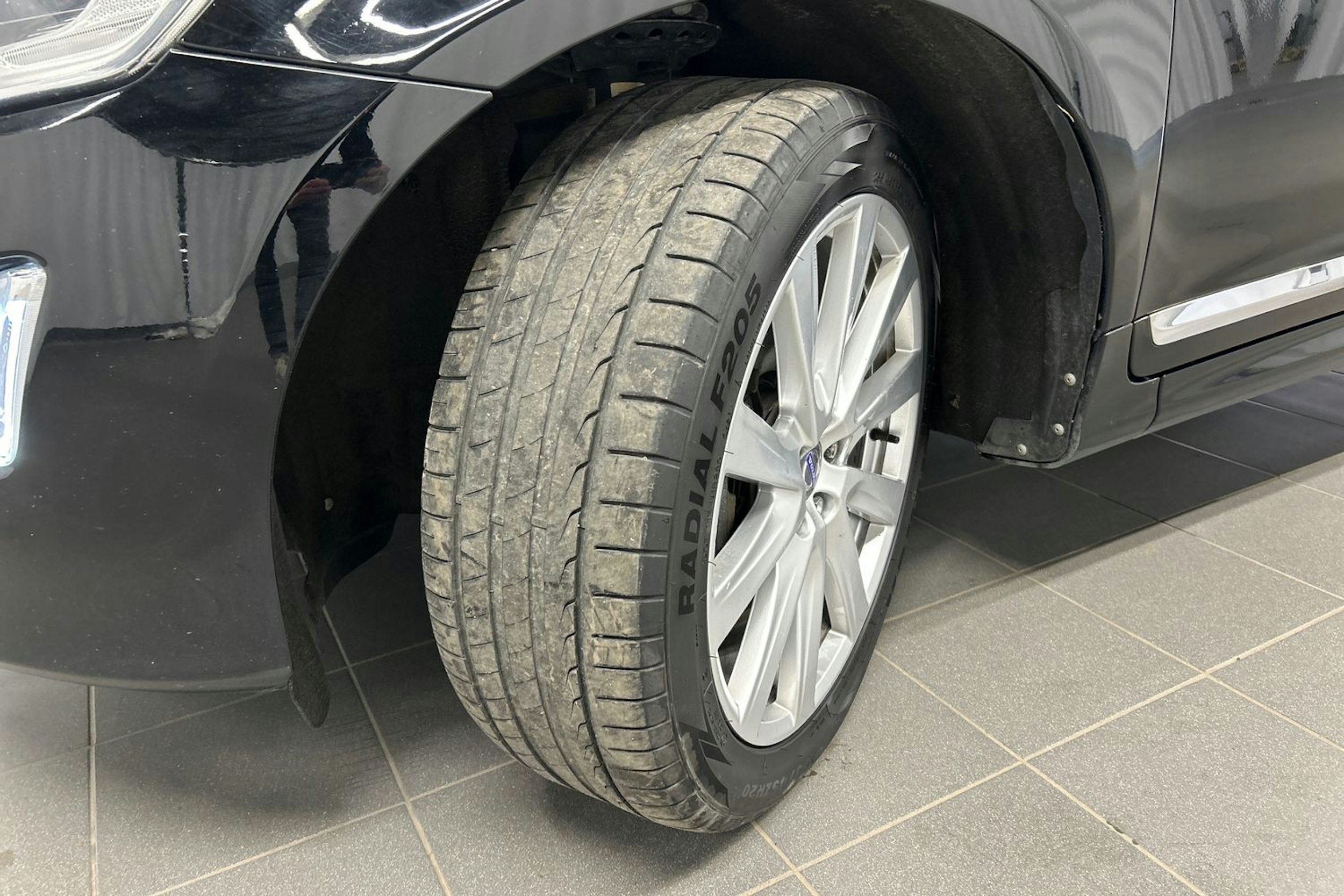 musta Volvo XC60 2016 kuva 13.
