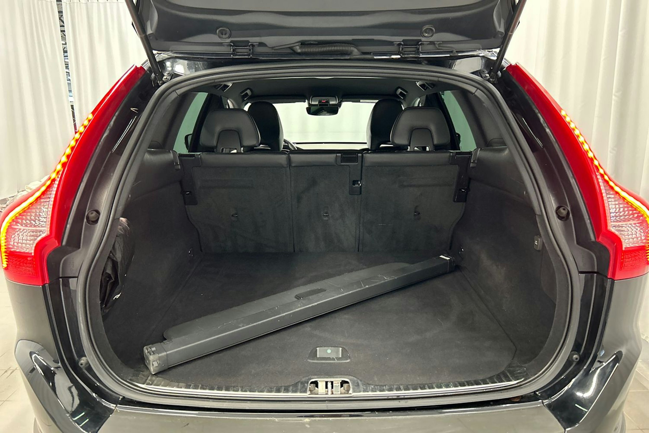 musta Volvo XC60 2016 kuva 14.