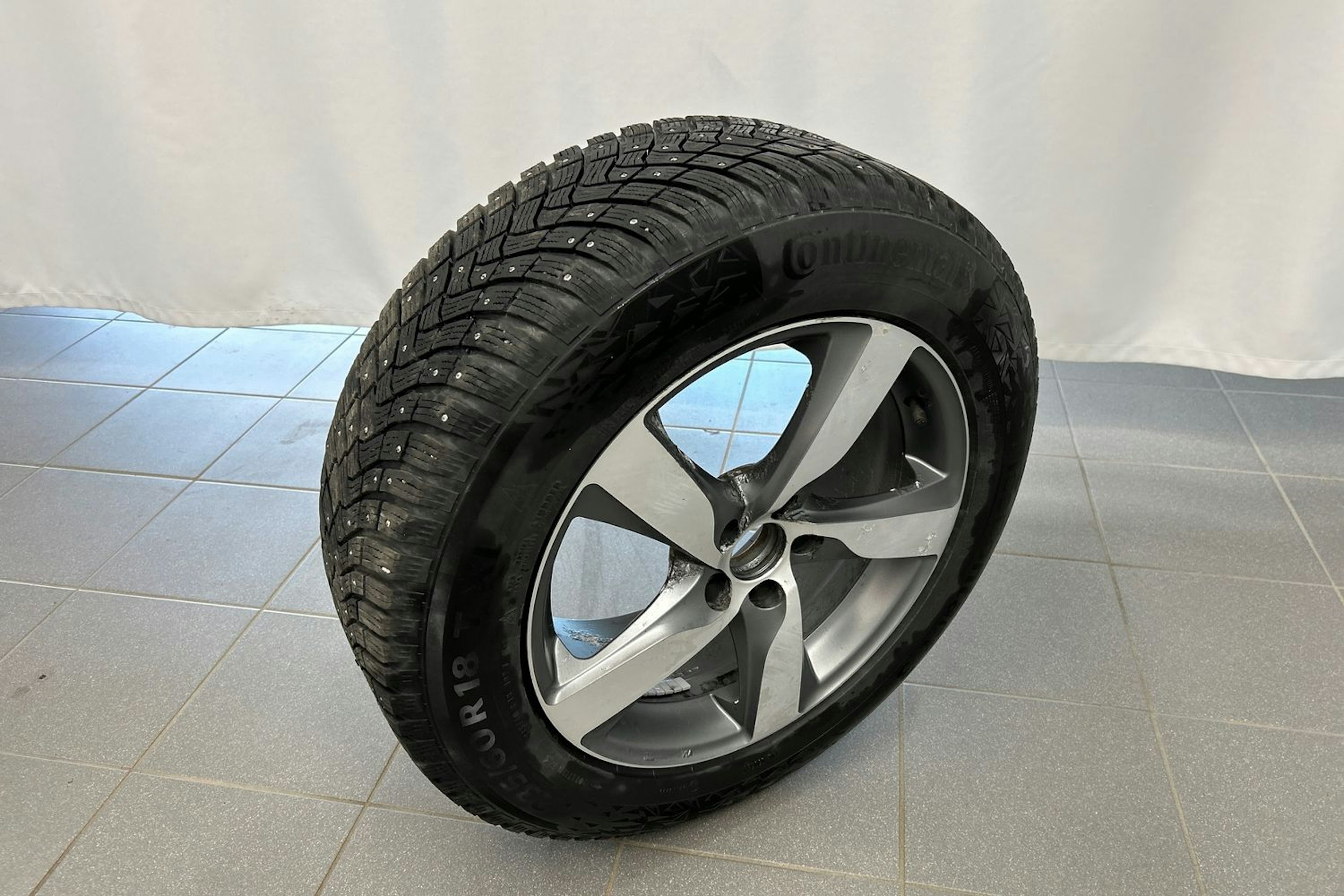 musta Volvo XC60 2016 kuva 16.
