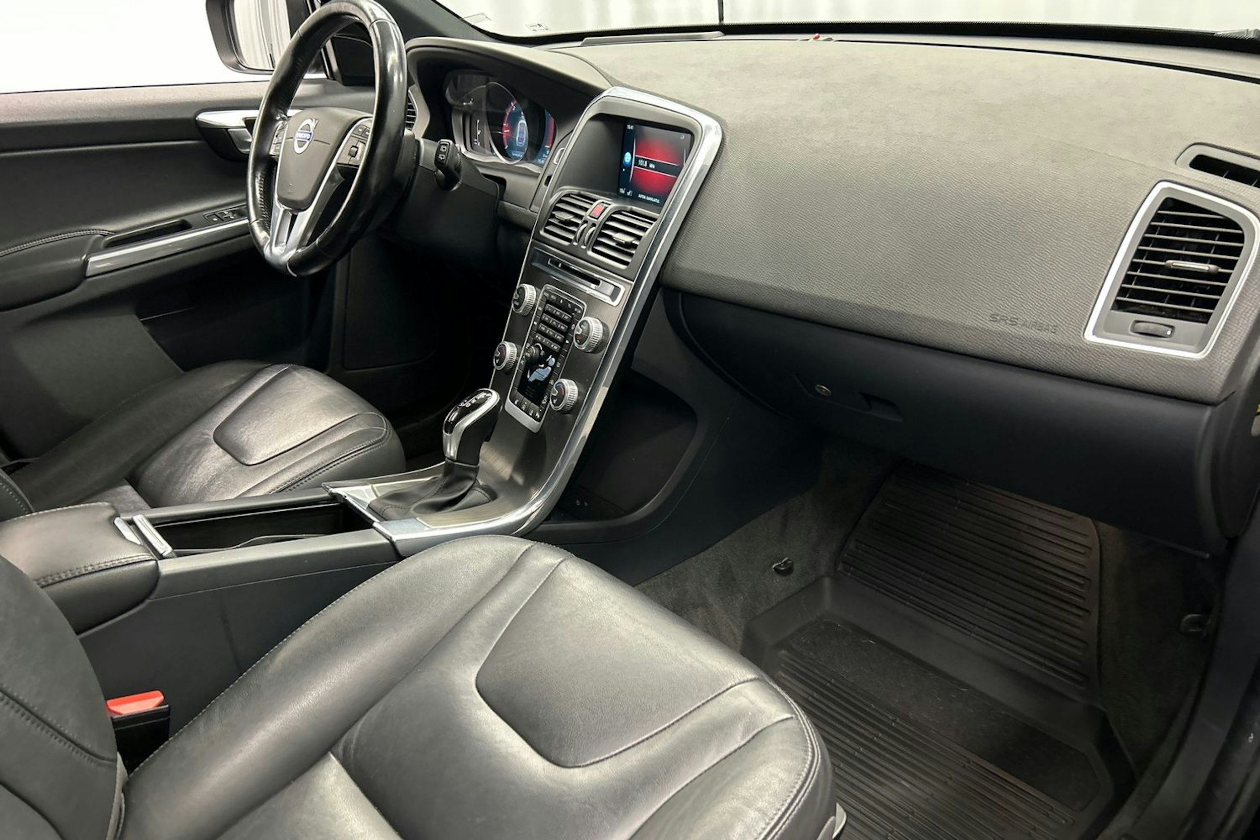 musta Volvo XC60 2016 kuva 17.