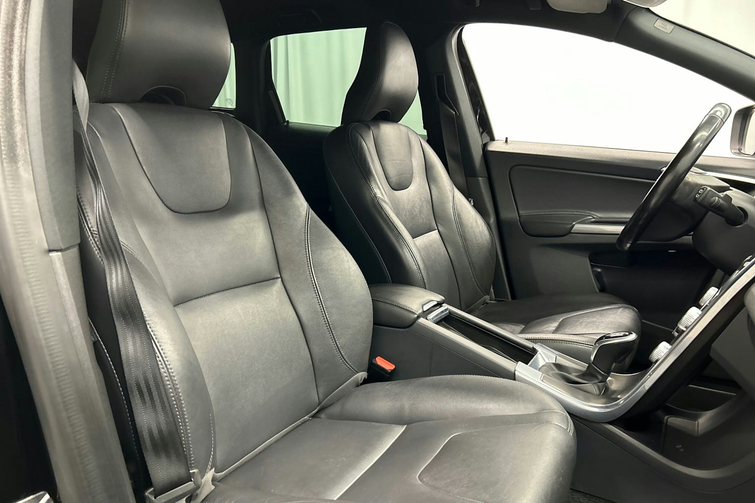 musta Volvo XC60 2016 kuva 18.